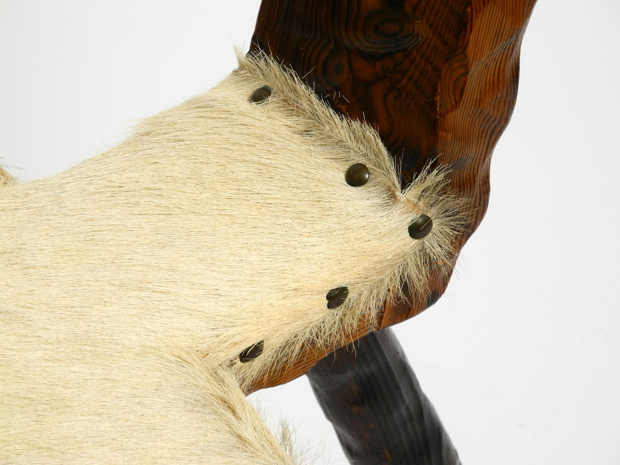 Tabouret à trois pieds des années 1950 en Wood Wood massif noir-brun avec assise en peau de vache. en vente 3