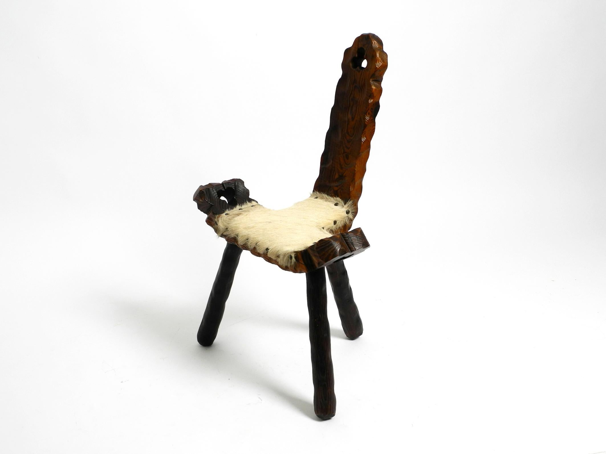 Mid-Century Modern Tabouret à trois pieds des années 1950 en Wood Wood massif noir-brun avec assise en peau de vache. en vente