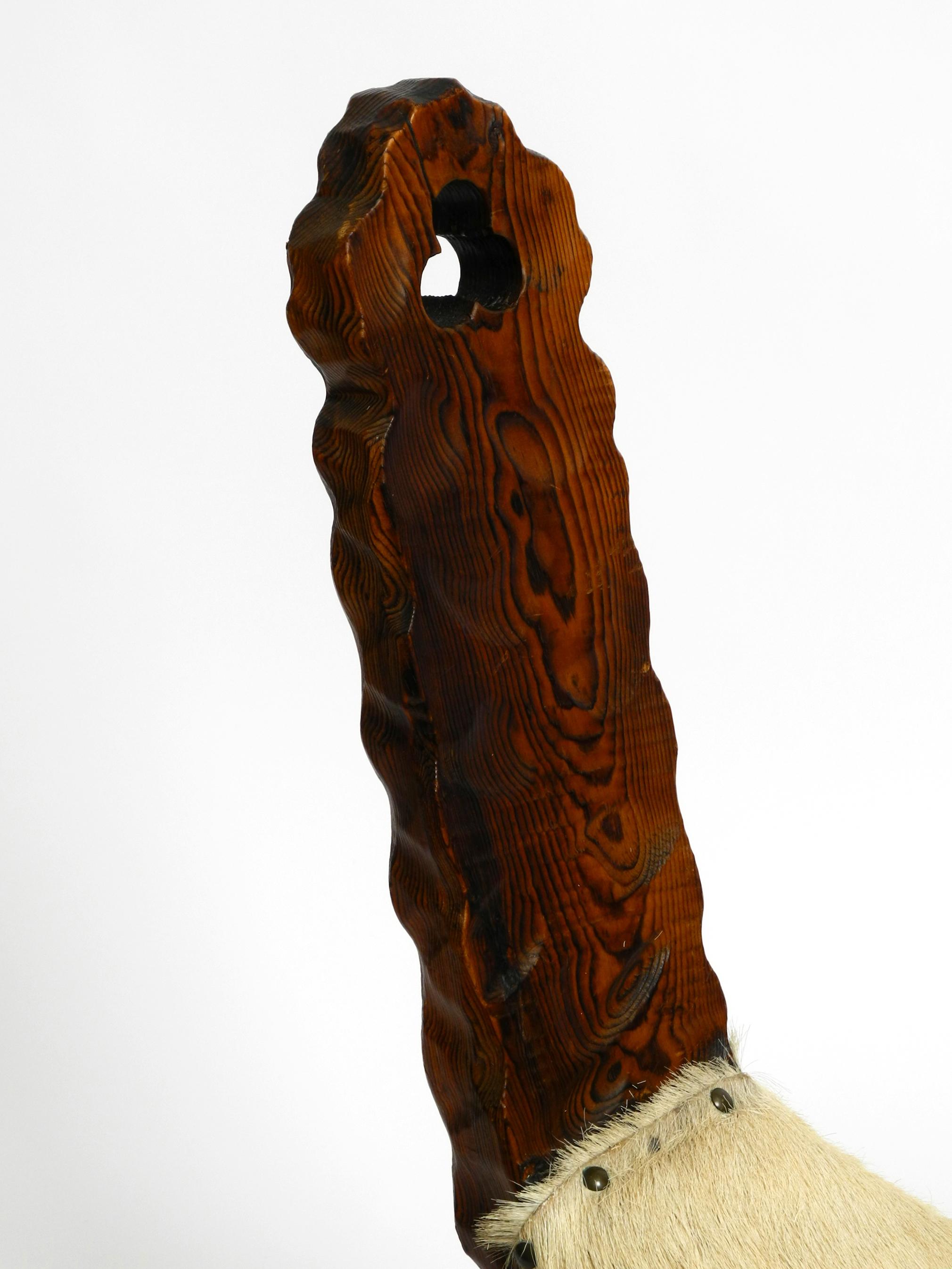 Tabouret à trois pieds des années 1950 en Wood Wood massif noir-brun avec assise en peau de vache. en vente 1