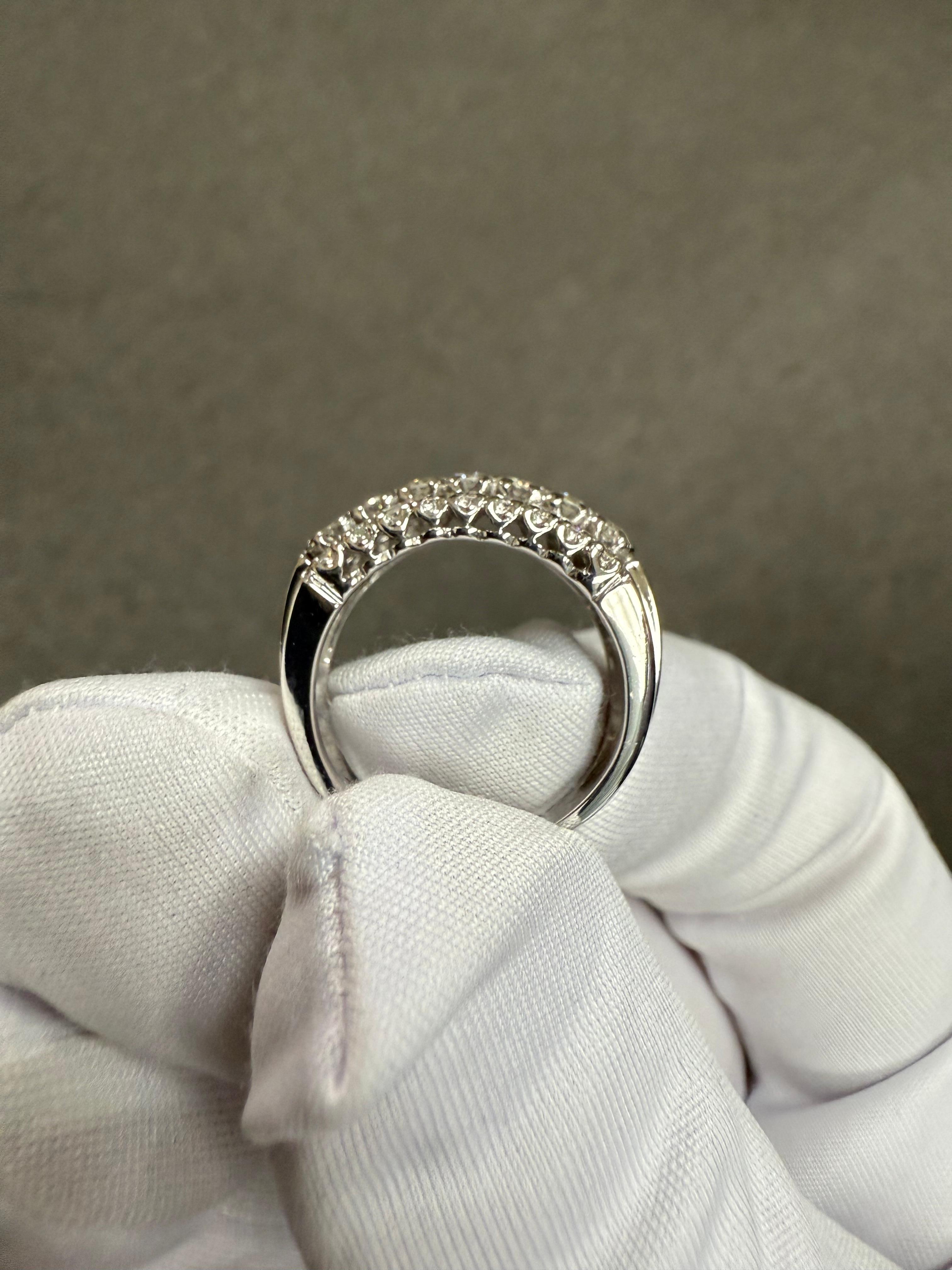 Anello a fascia in oro bianco con tre file di diamanti del 1950 in vendita 4