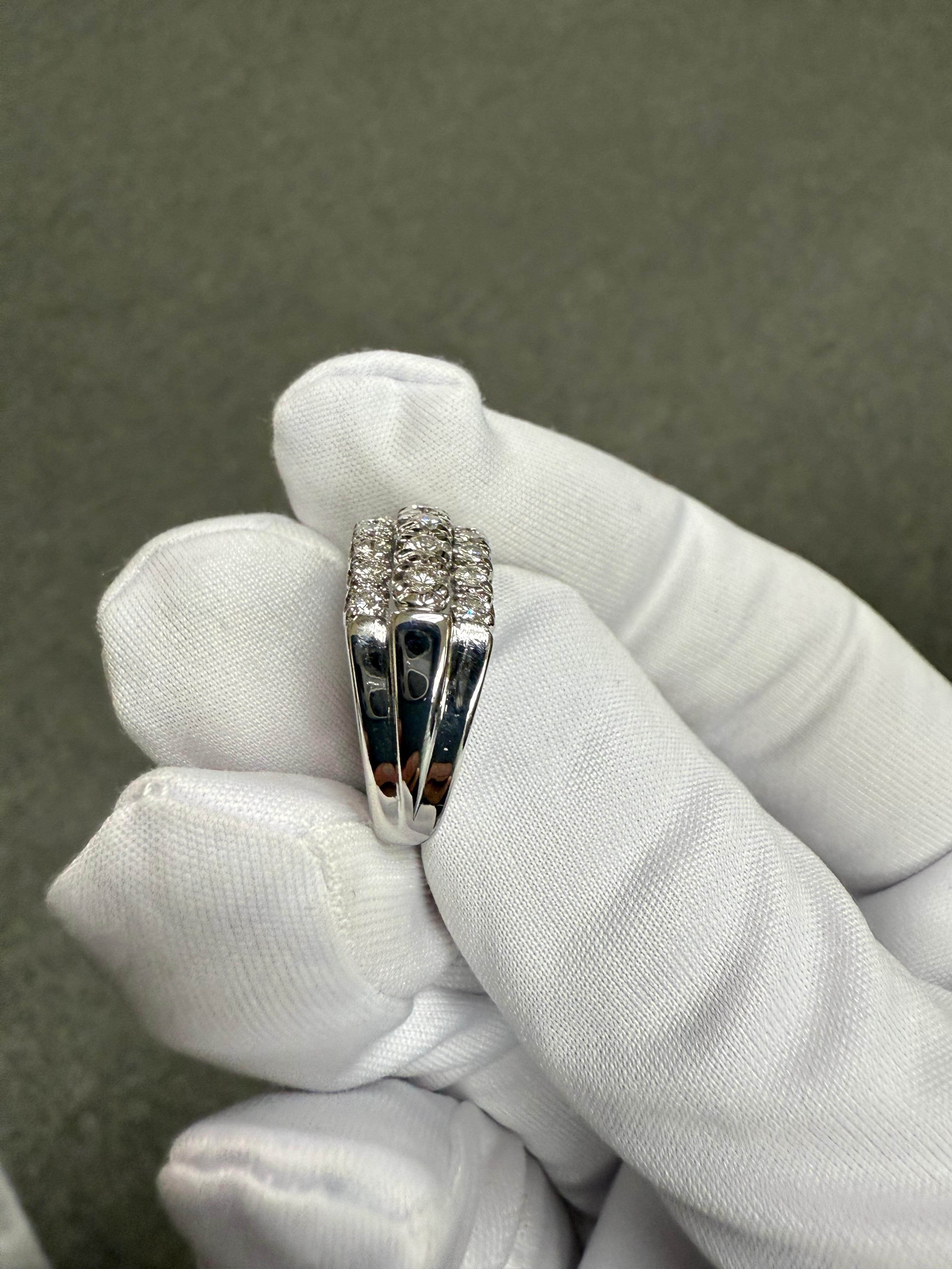 Anello a fascia in oro bianco con tre file di diamanti del 1950 in vendita 5