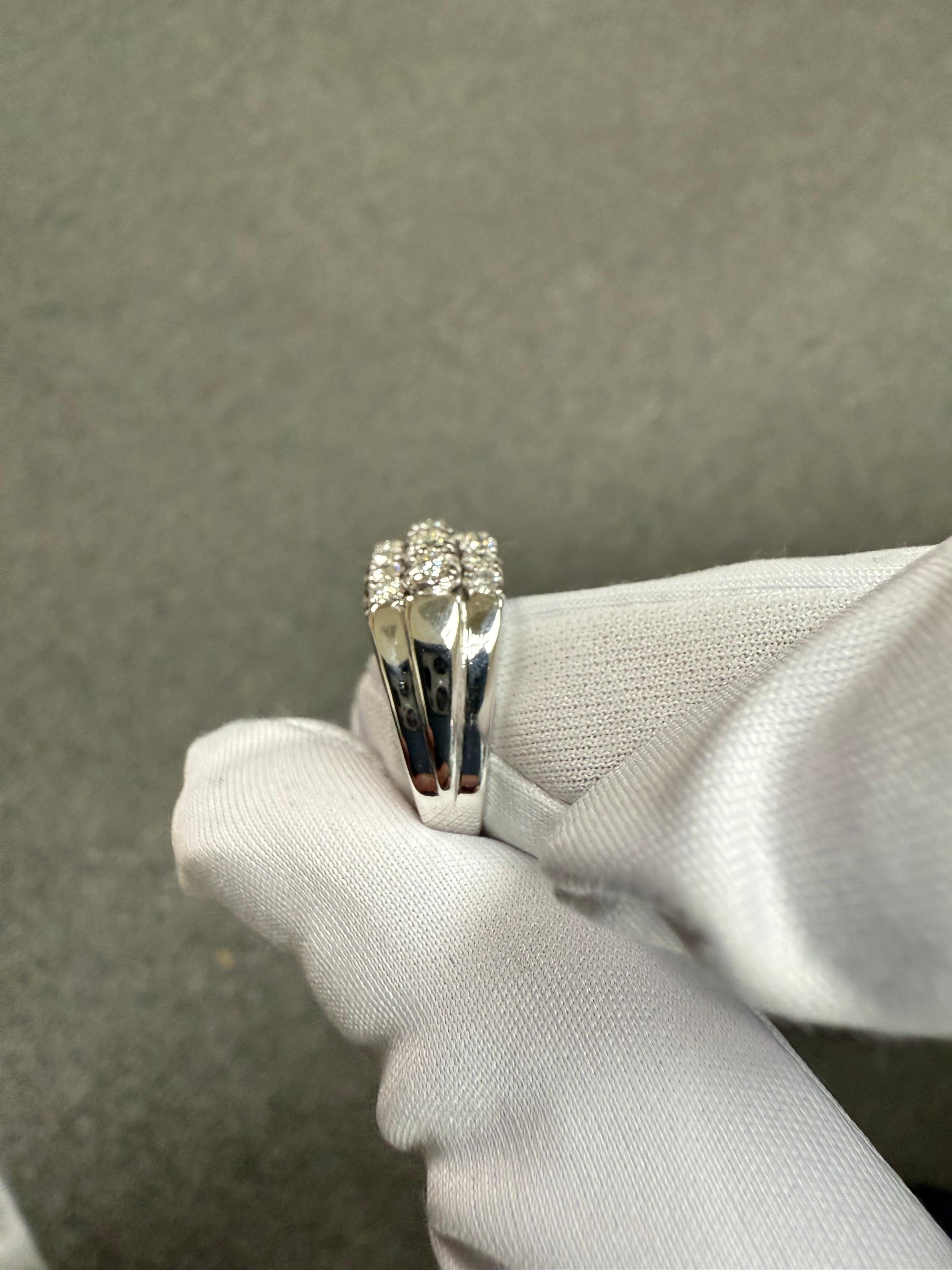 Anello a fascia in oro bianco con tre file di diamanti del 1950 in vendita 6