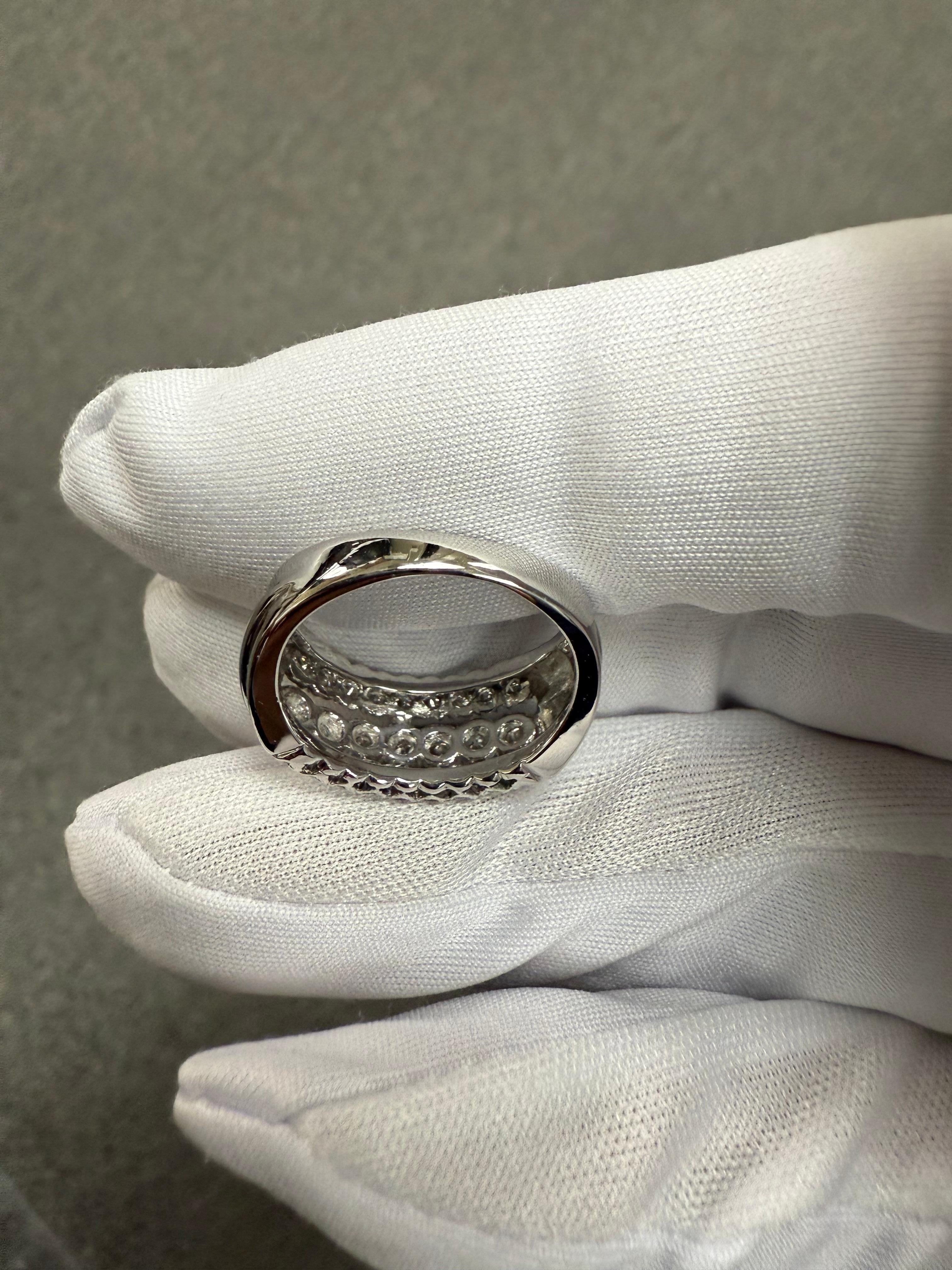 Anello a fascia in oro bianco con tre file di diamanti del 1950 in vendita 7