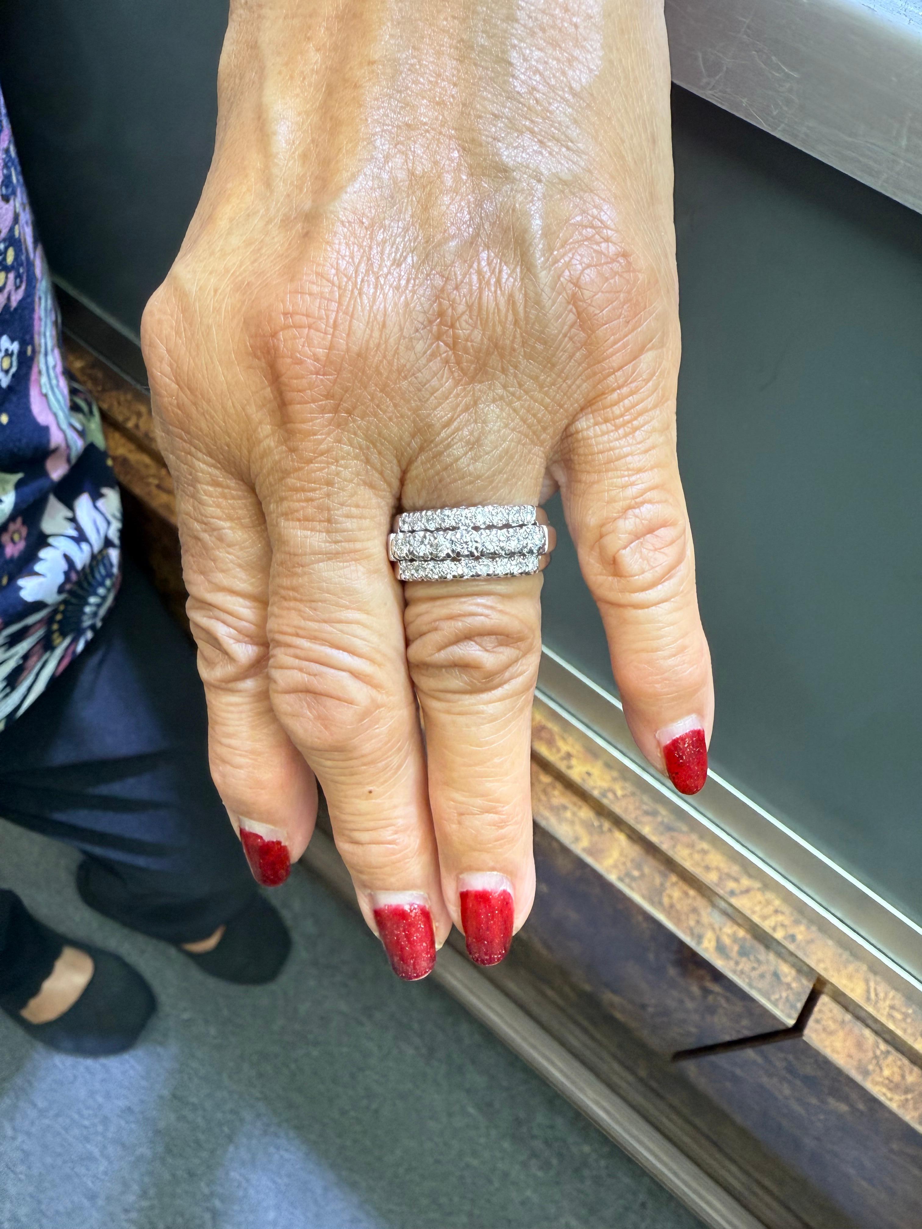 Anello a fascia in oro bianco con tre file di diamanti del 1950.

L'anello a fascia in oro bianco con tre file di diamanti è stato realizzato negli anni '50.  Tre file di diamanti rotondi a taglio brillante sono incastonati nell'oro bianco 14k. 