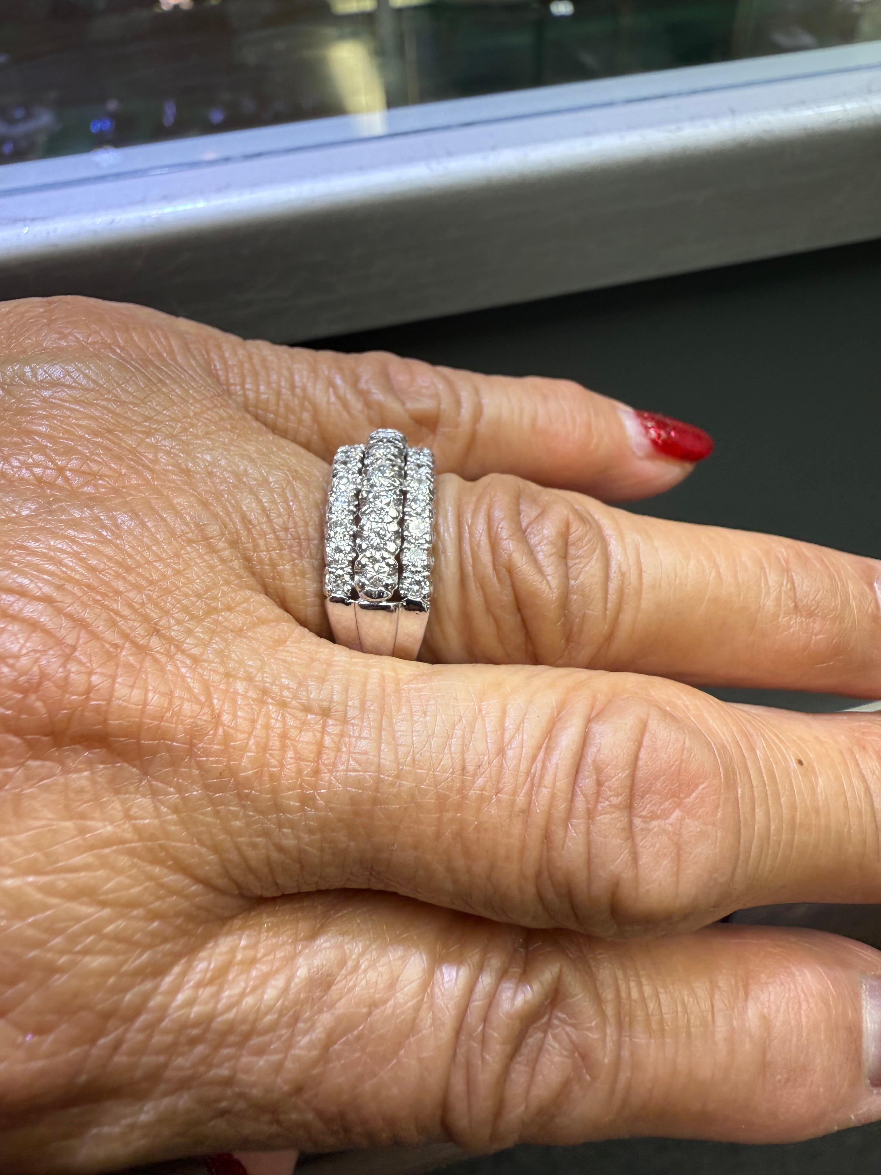 Modernista Anello a fascia in oro bianco con tre file di diamanti del 1950 in vendita