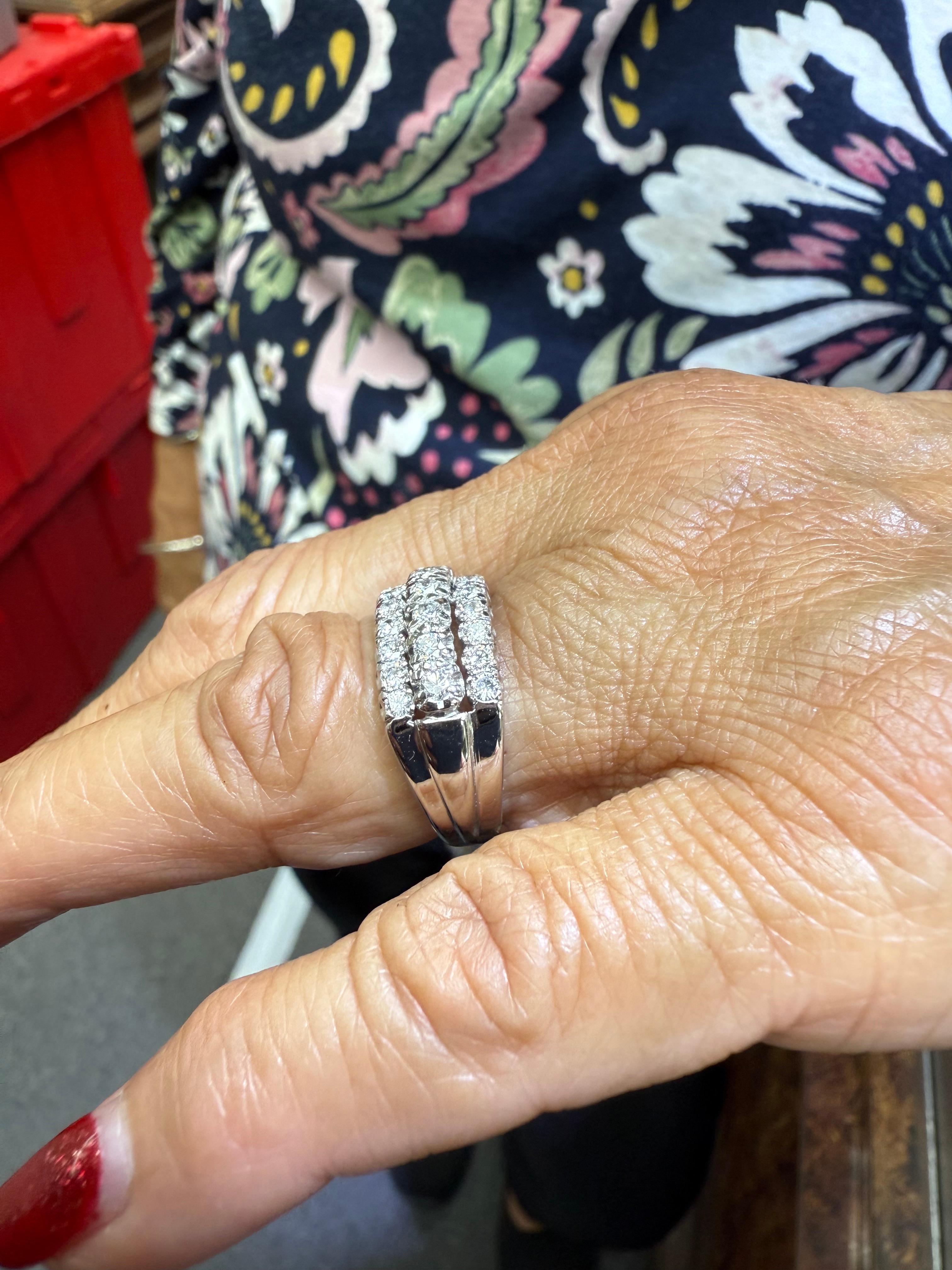 Taglio rotondo Anello a fascia in oro bianco con tre file di diamanti del 1950 in vendita