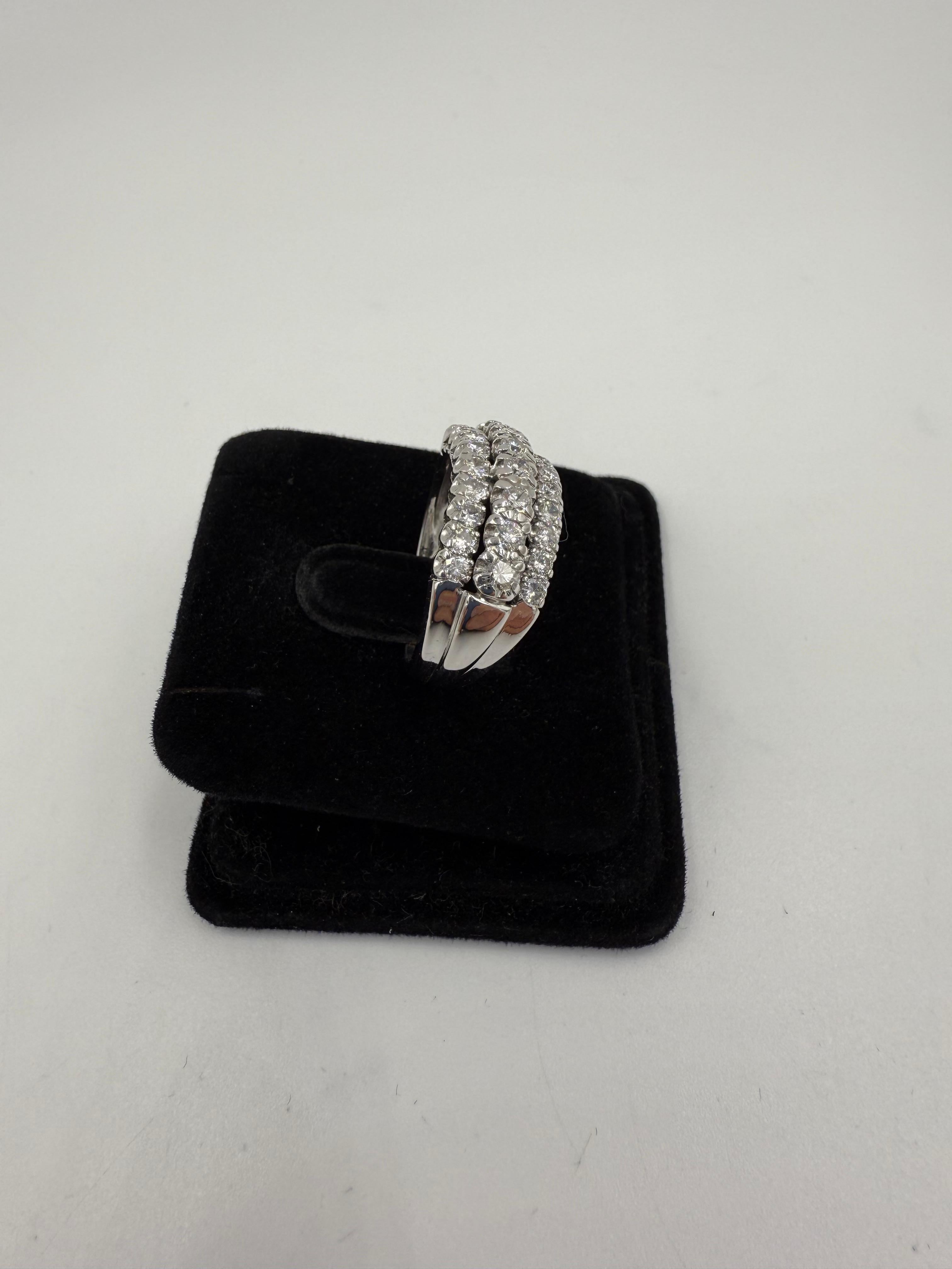 Anello a fascia in oro bianco con tre file di diamanti del 1950 In condizioni buone in vendita a Los Angeles, CA