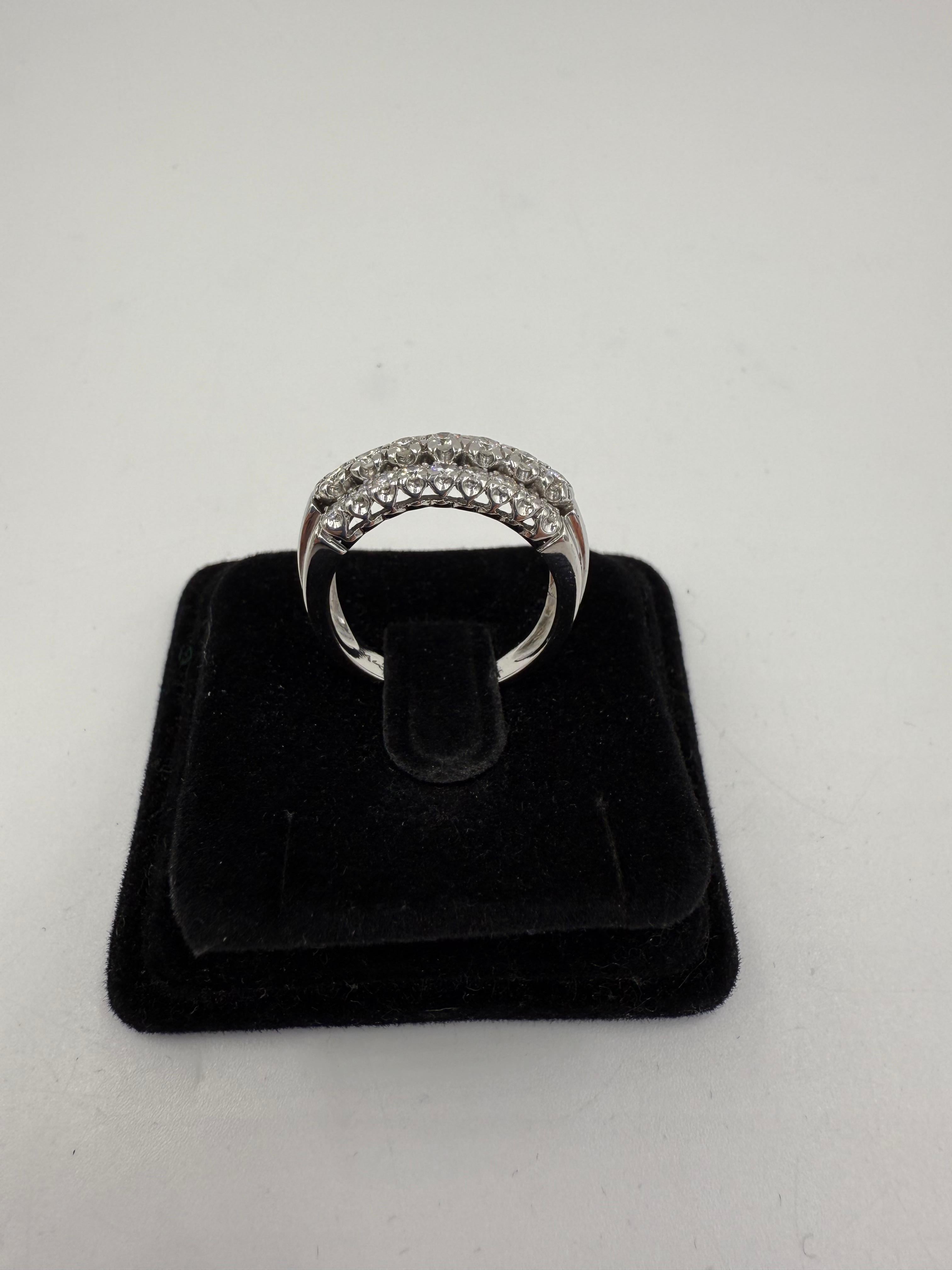 Anello a fascia in oro bianco con tre file di diamanti del 1950 in vendita 1