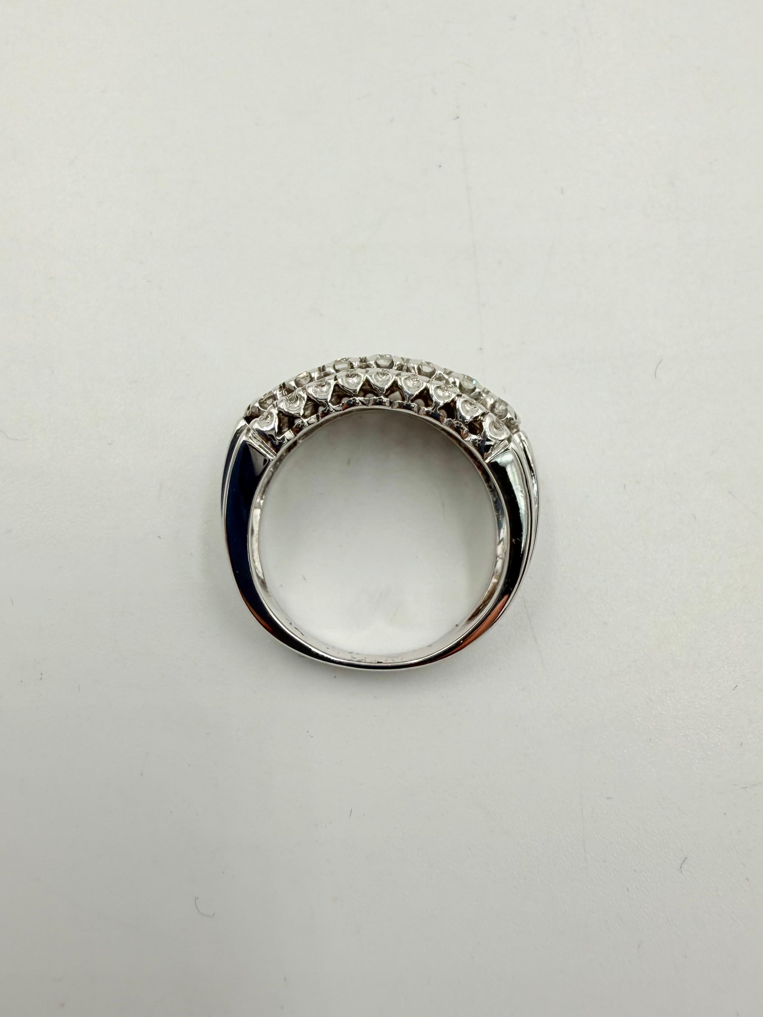 Anello a fascia in oro bianco con tre file di diamanti del 1950 in vendita 2