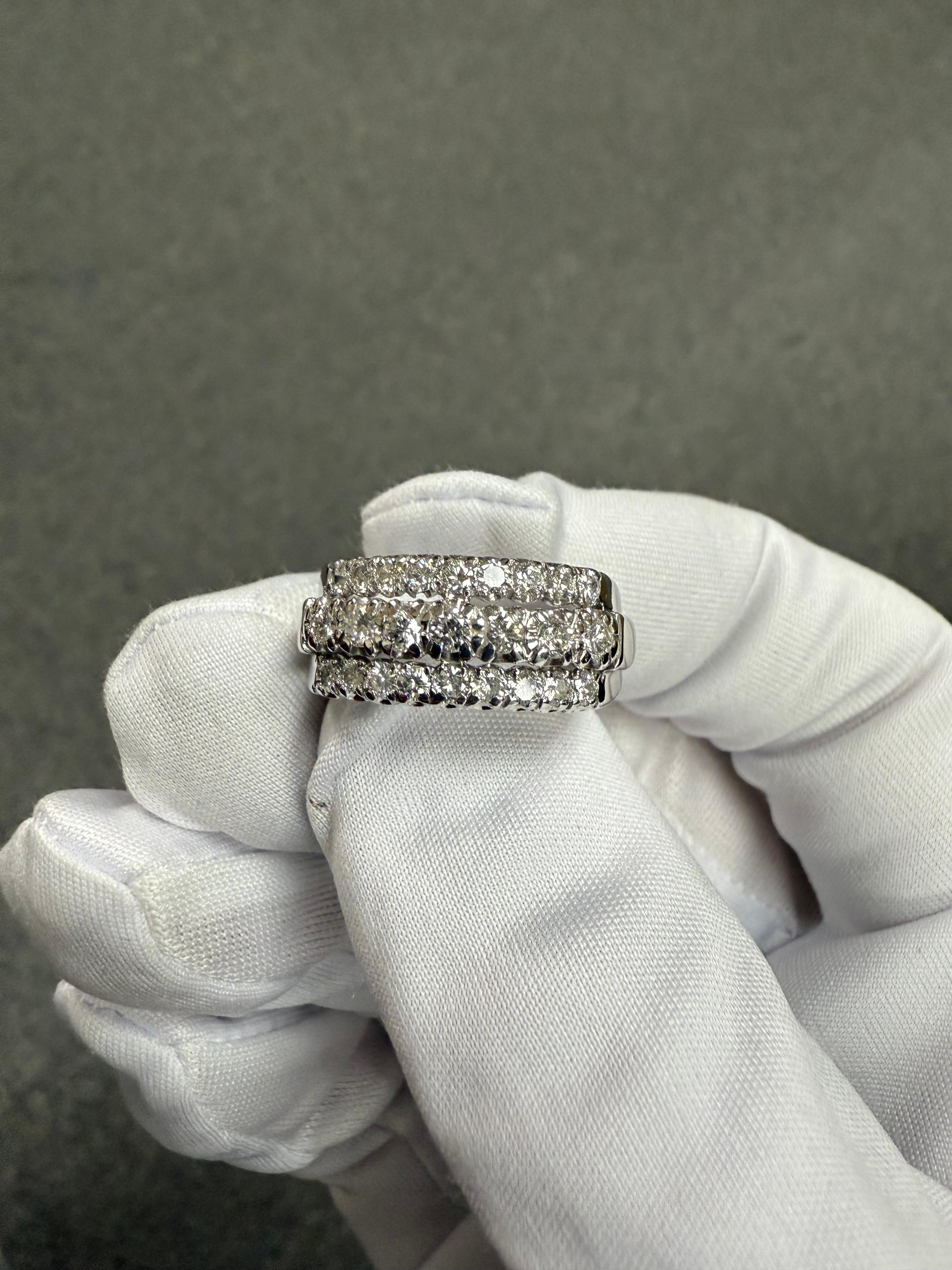 Anello a fascia in oro bianco con tre file di diamanti del 1950 in vendita 3