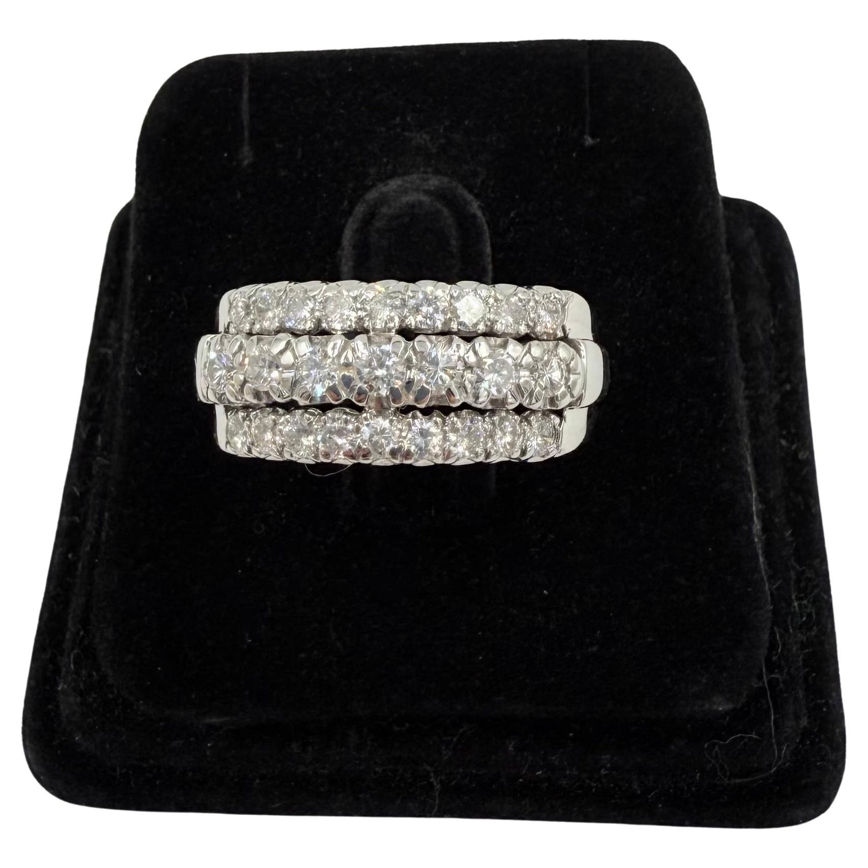 Anello a fascia in oro bianco con tre file di diamanti del 1950 in vendita