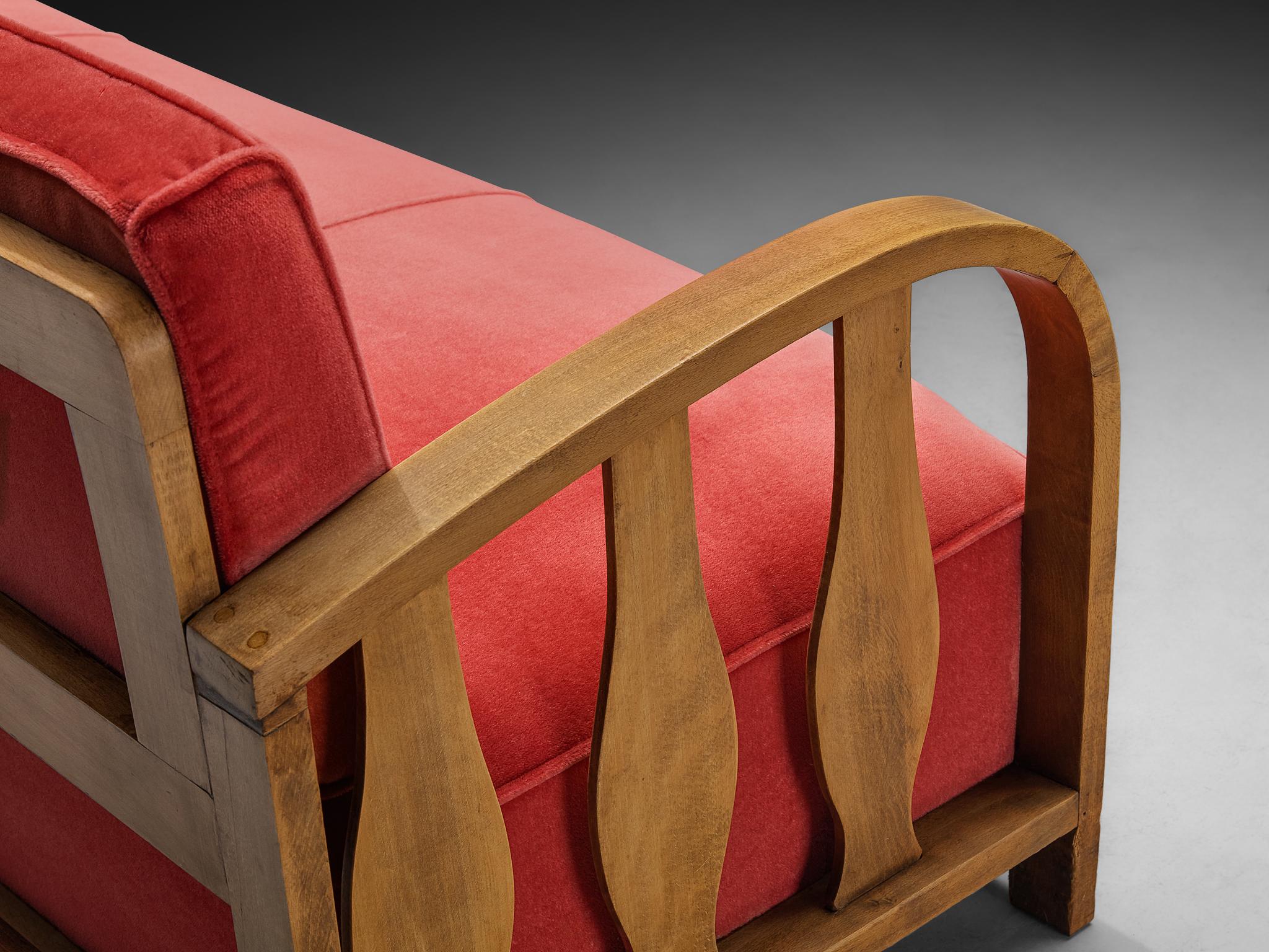 Mid-Century Modern Canapé trois places des années 1950 en velours rose et Wood Wood en vente
