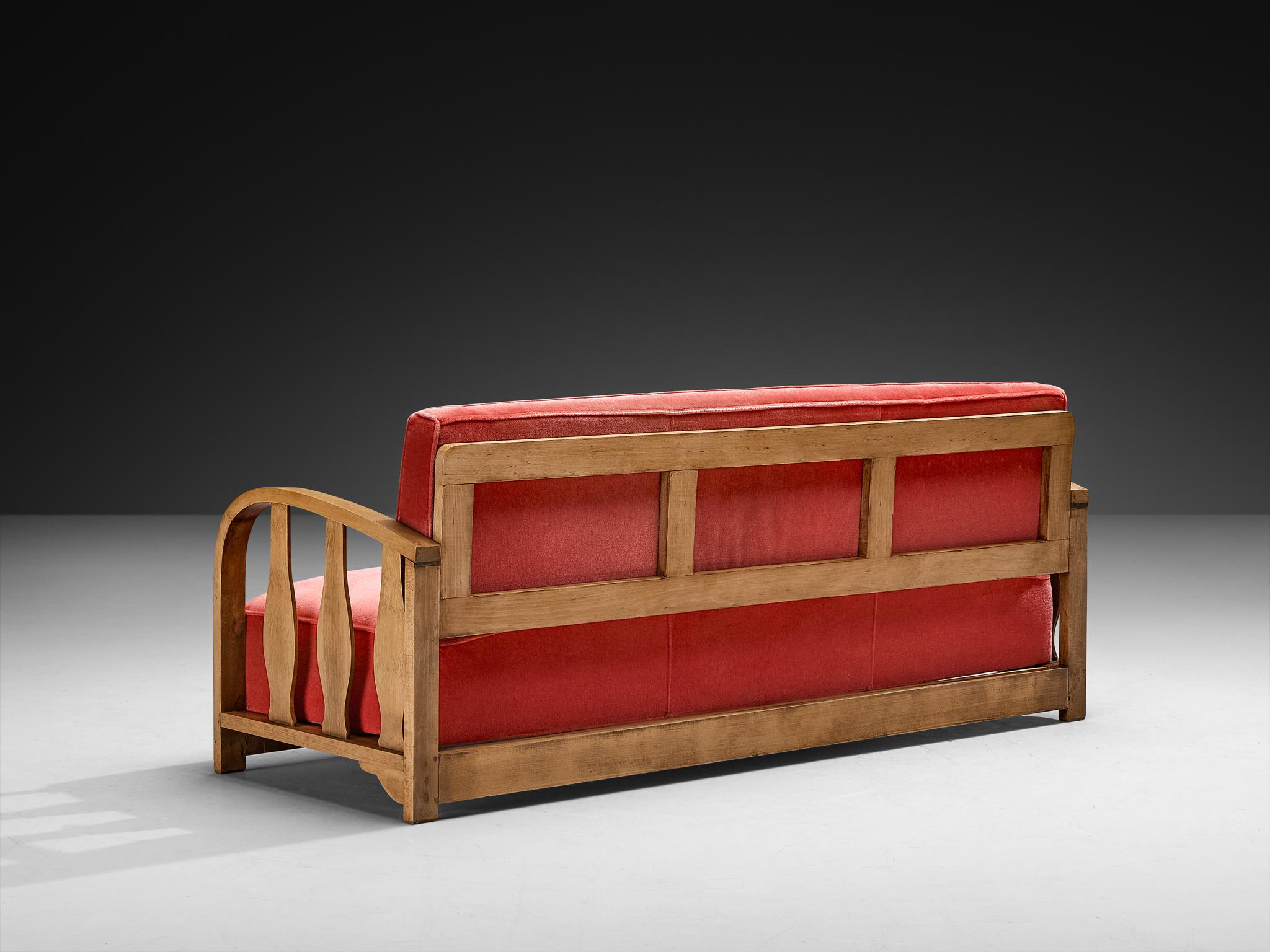 Européen Canapé trois places des années 1950 en velours rose et Wood Wood en vente