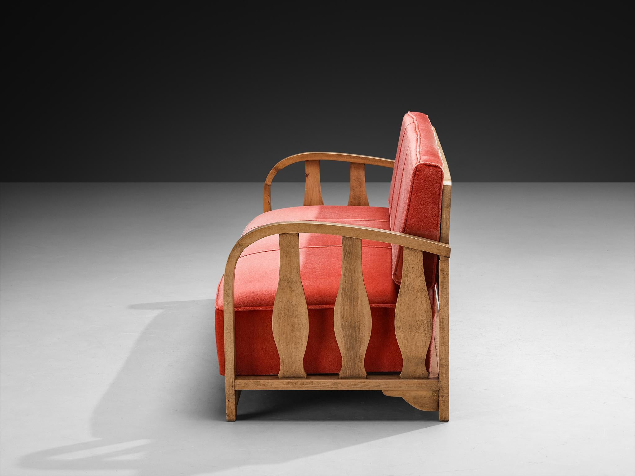 Velours Canapé trois places des années 1950 en velours rose et Wood Wood en vente