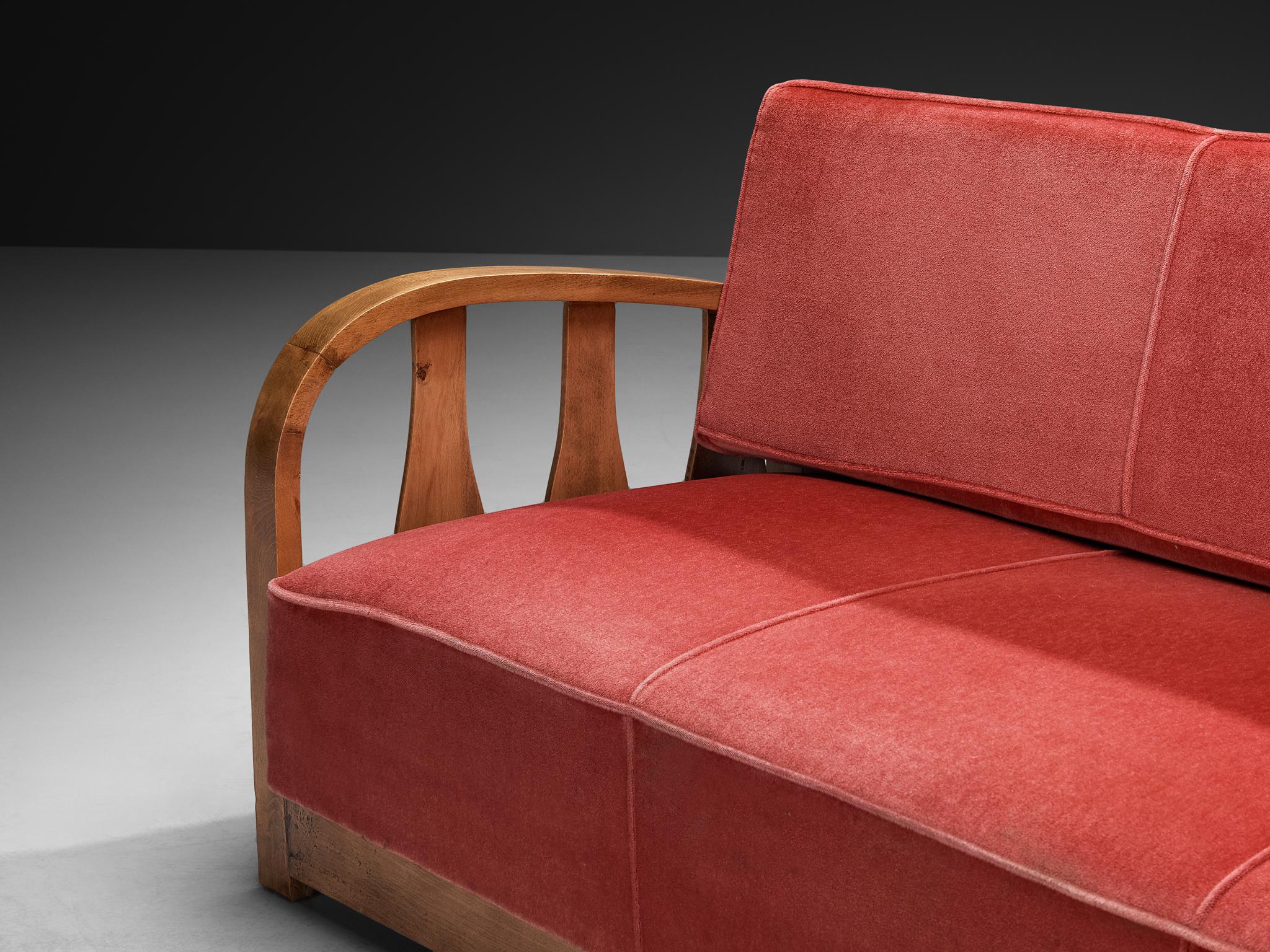 Canapé trois places des années 1950 en velours rose et Wood Wood en vente 2