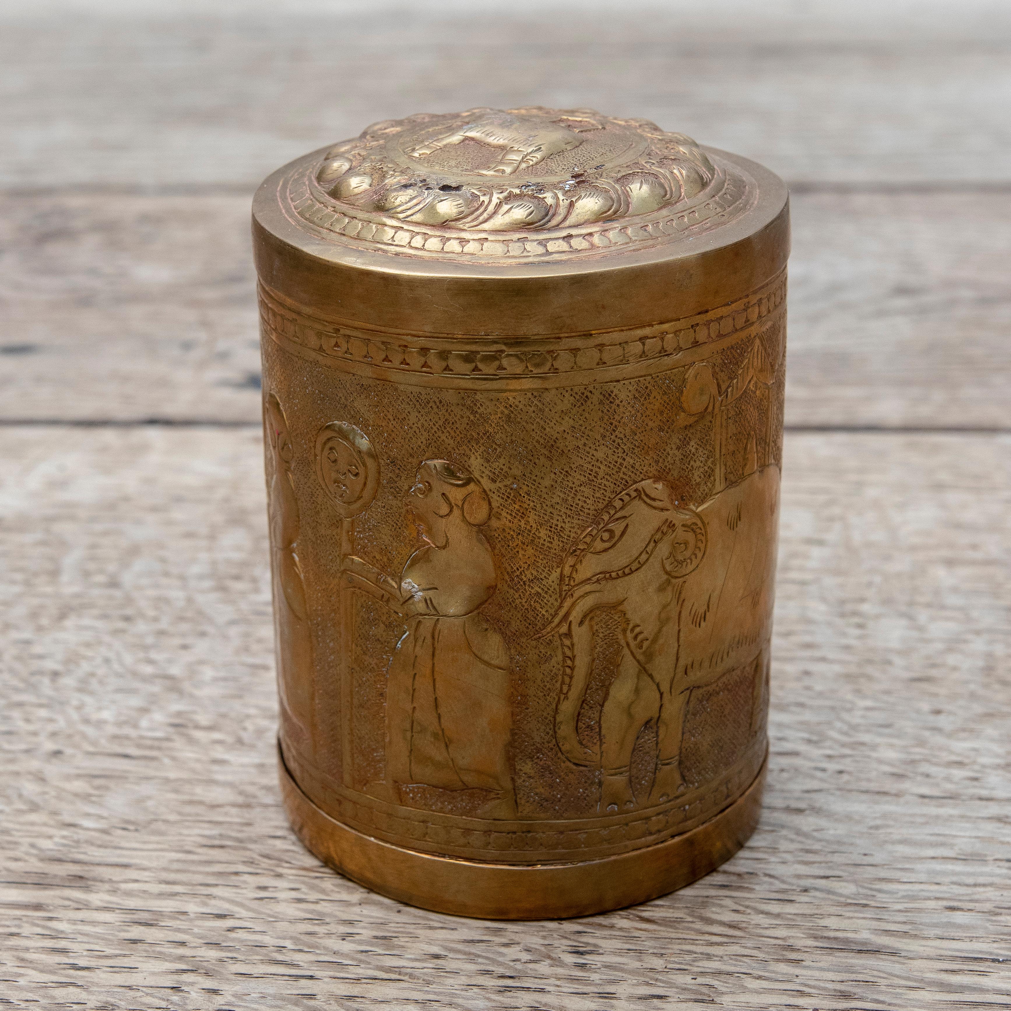 1950s Tibetan Hand-Carved Metal Box with a Costumbrist Scene In Good Condition For Sale In Marbella, ES