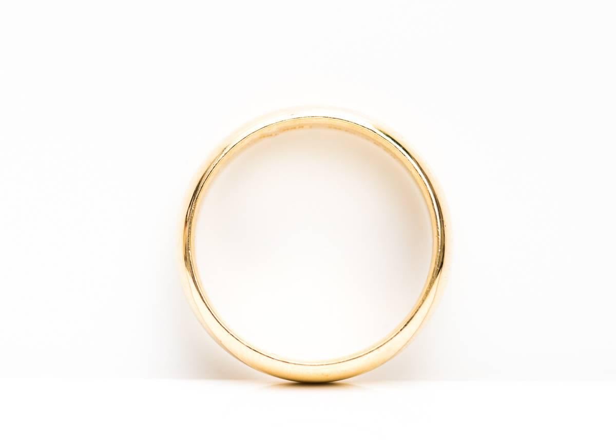 1950s Tiffany and Co. Classic Wedding Band Ring in 14 Karat Yellow Gold

This Classically designed Wedding Band is signature Tiffany and Co. It has a highly polished, curved outer shank with rounded edges. The inner shank is smooth and highly