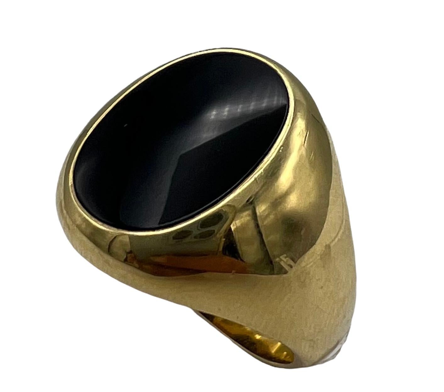 ​A Tiffany & Co. Onyx Gold Signet Ring in 18k yellow gold, circa 1950s. This neat, minimalistic ring was made with a perfect scale in mind. It seats well on a finger and makes a great solo ring, as well as a part of the ring stack.
​Like everything