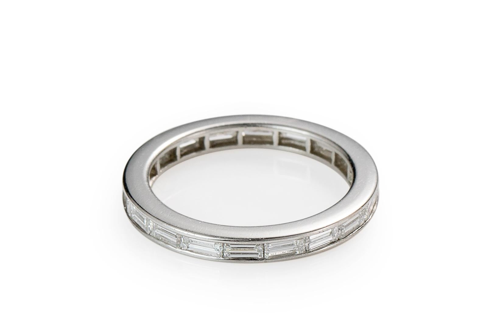 Beschreibung des Artikels:
Metalltyp: Platin
Gewicht: 3,2 Gramm
Ringgröße: 5 (nicht größenverstellbar) 

Details zum Diamanten:
Schnitt: Baguette 
Farbe: G
Klarheit: VS
Karat: 2 Karat Gesamtgewicht 

Merkmale: 
Aus Platin gefertigt
Hergestellt von