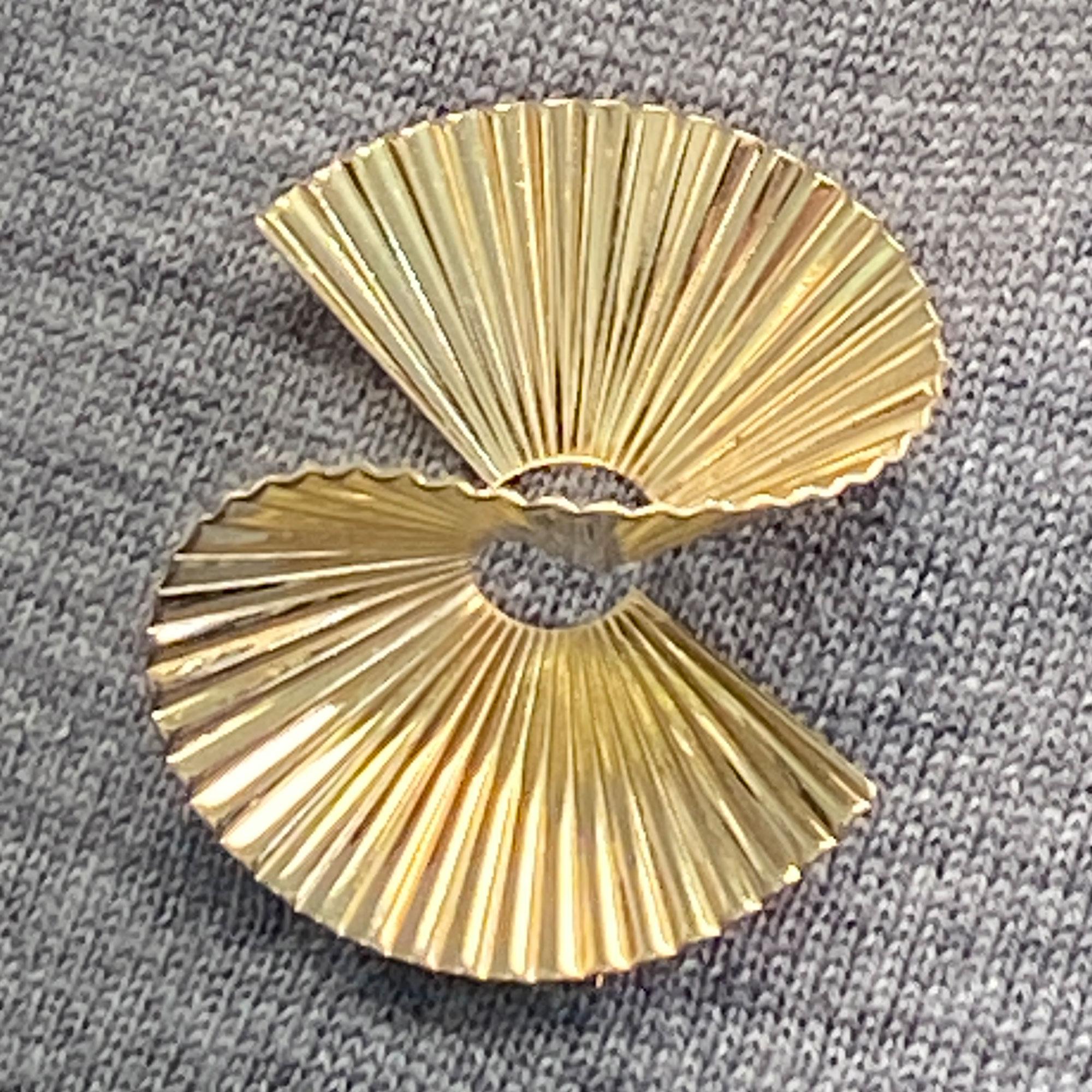 1950s Tiffany & Co. Retro Ribbed Swirl Pin Brooch 14 Karat Yellow Gold In Excellent Condition In Boca Raton, FL