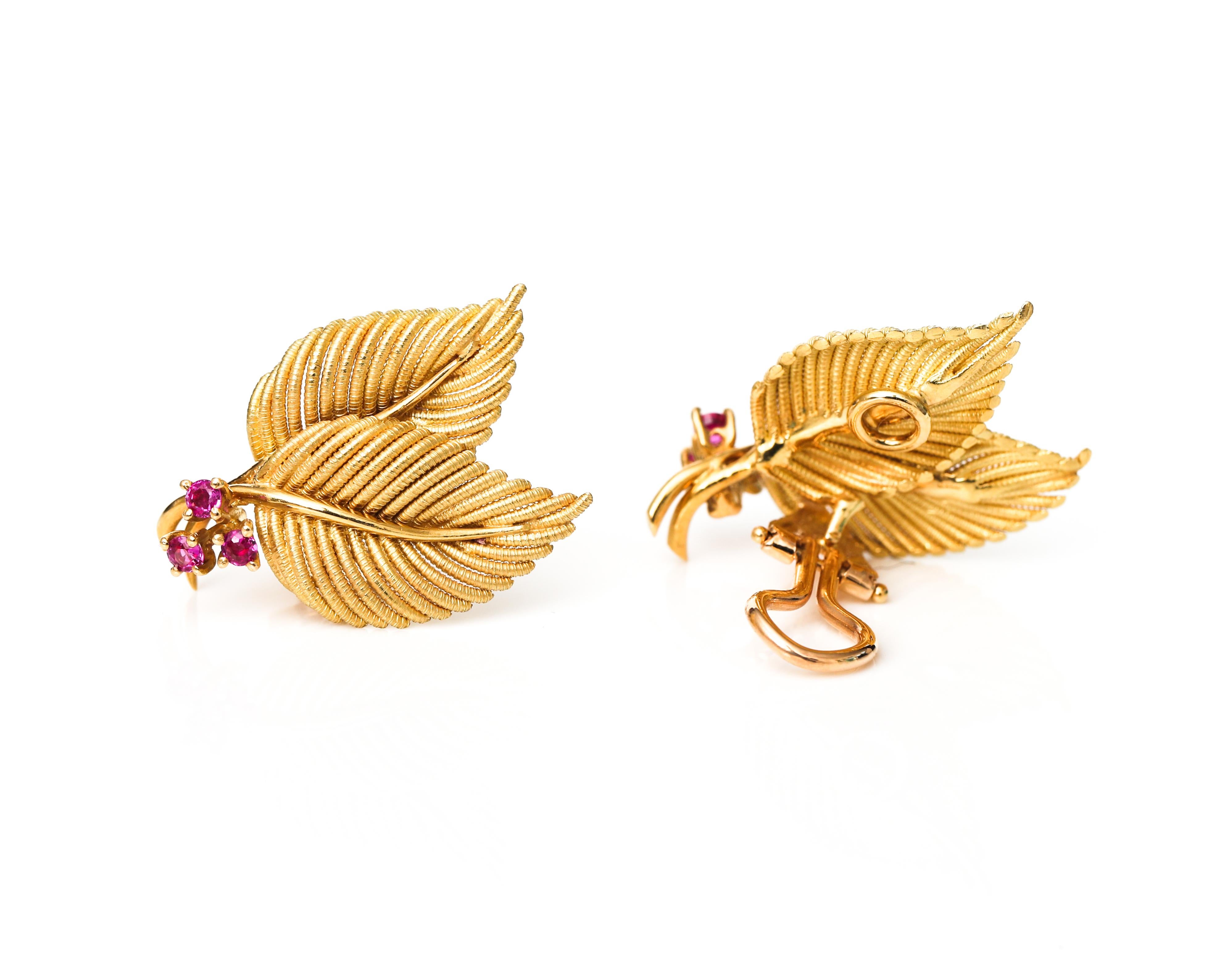 Rétro Boucles d'oreilles en or jaune 18 carats à motif de feuille en rubis de Tiffany & Co. des années 1950 en vente