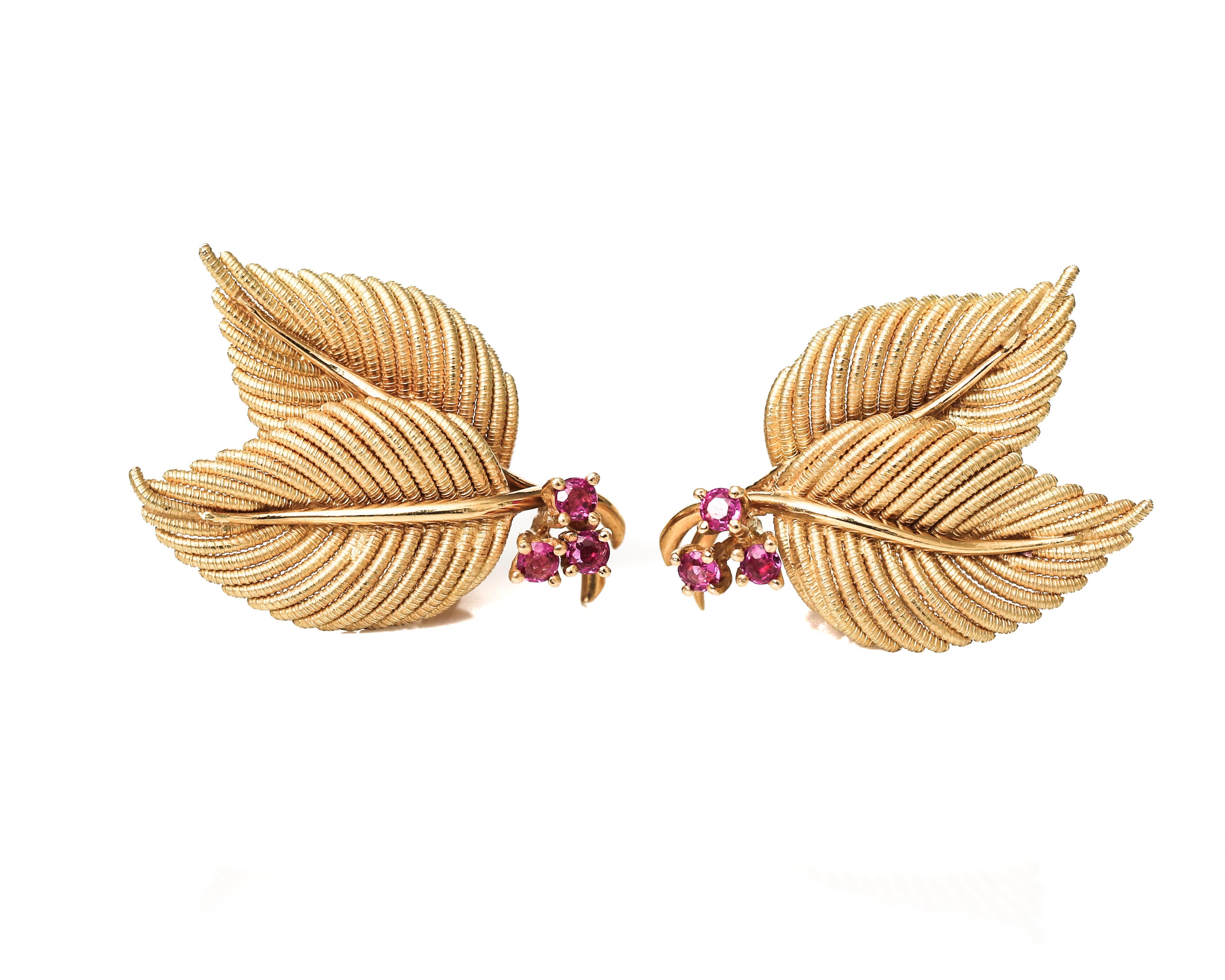Taille ronde Boucles d'oreilles en or jaune 18 carats à motif de feuille en rubis de Tiffany & Co. des années 1950 en vente