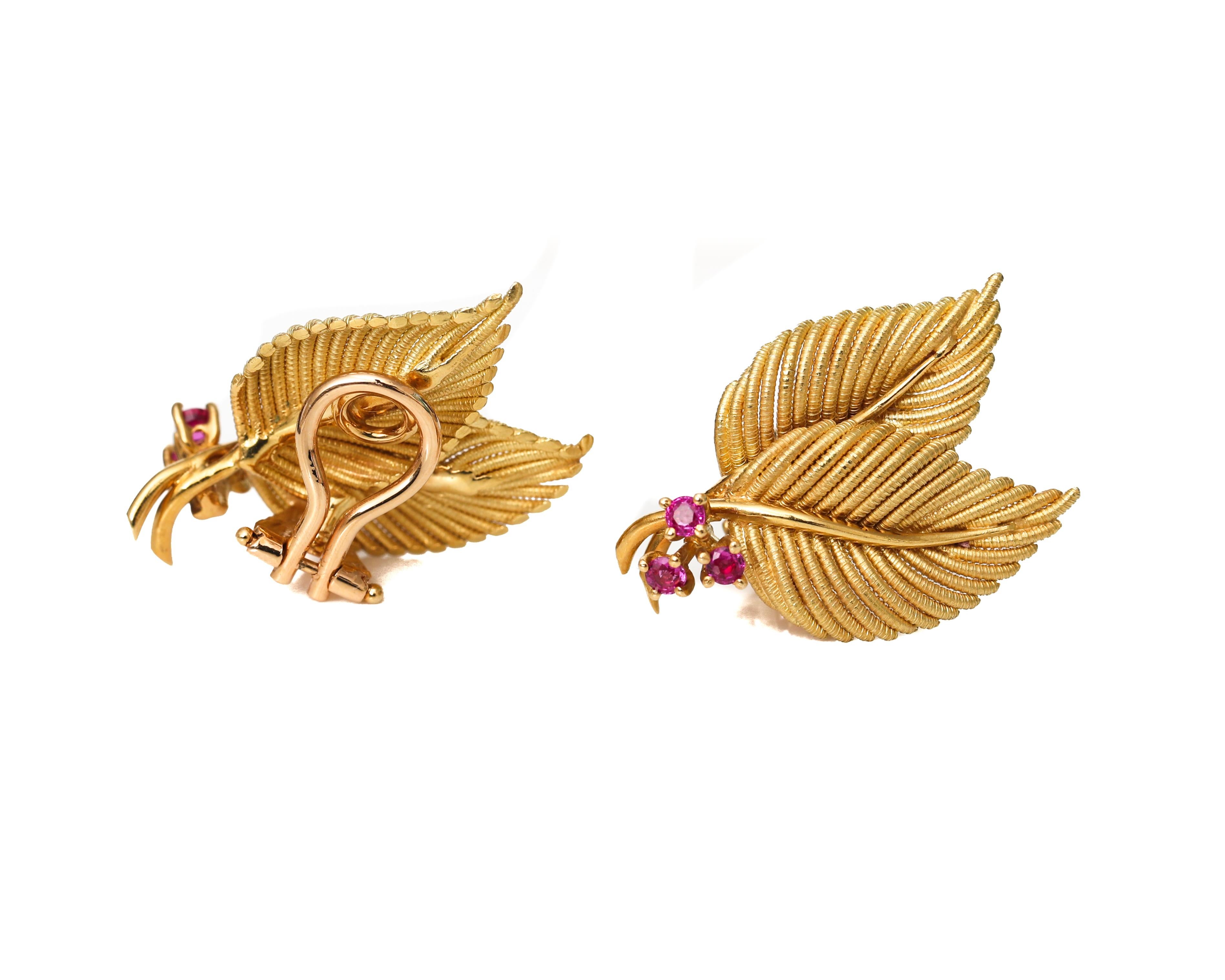 Boucles d'oreilles en or jaune 18 carats à motif de feuille en rubis de Tiffany & Co. des années 1950 Excellent état - En vente à Hicksville, NY