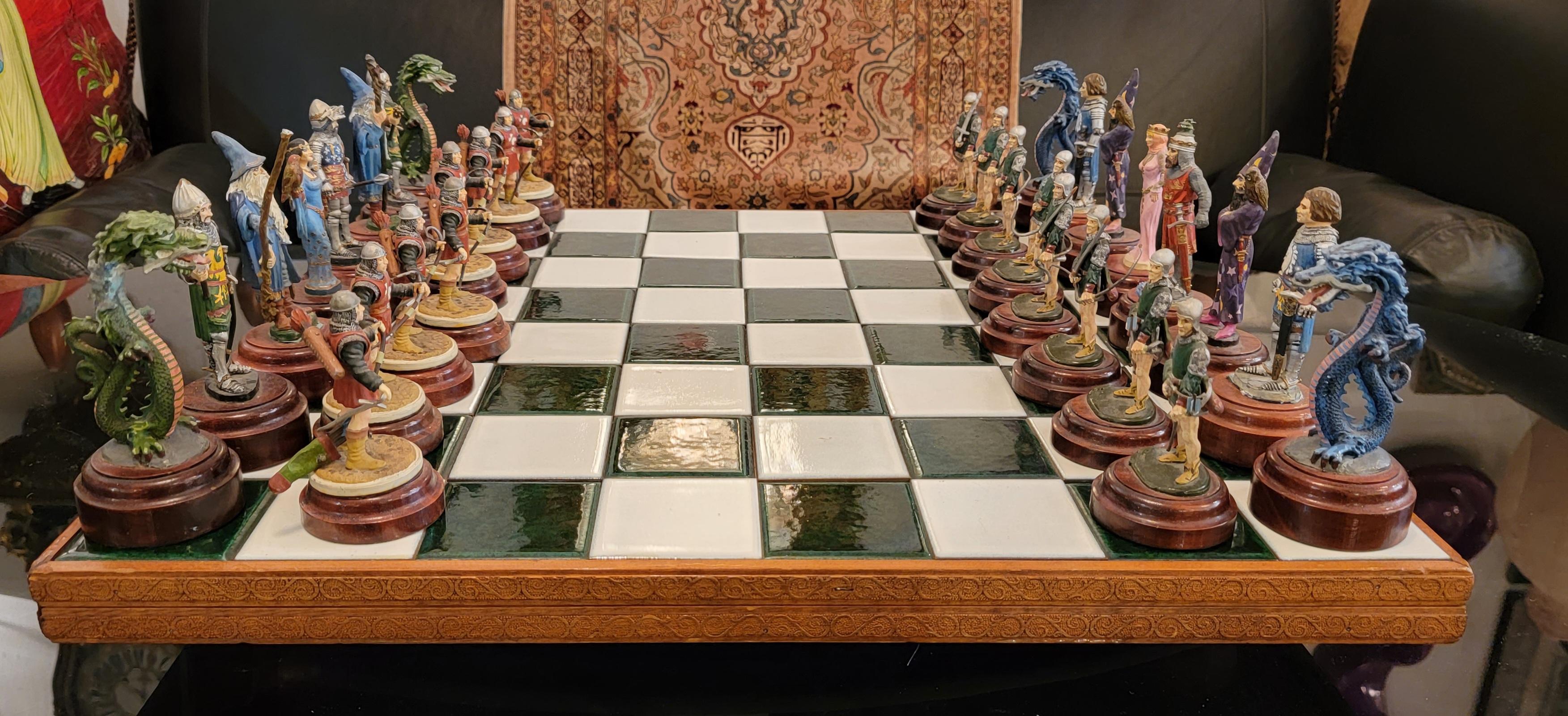Scacchiera in maiolica di metà secolo e Wood con scacchiere. Piastrelle verdi e bianche in tutta la casa. Ogni pezzo degli scacchi è posizionato sopra un supporto di legno. Ogni pezzo è dipinto a mano. Mancano due frecce che vanno verso il retro
