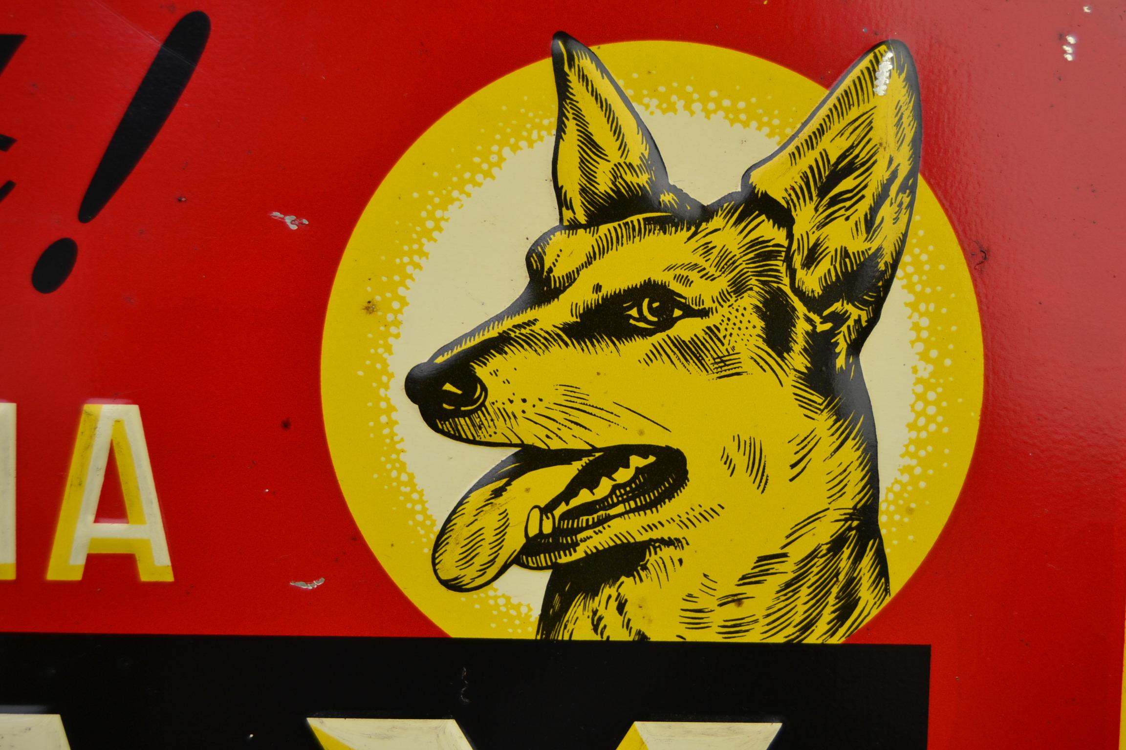 Superbe panneau publicitaire en métal pour Max Quinquina::
une boisson avec quinquina ce qui est bon pour votre appétit:: votre santé et votre force. 
Cette enseigne en fer-blanc belge des années 1950 est ornée d'un chien-mouton:: porte les couleurs