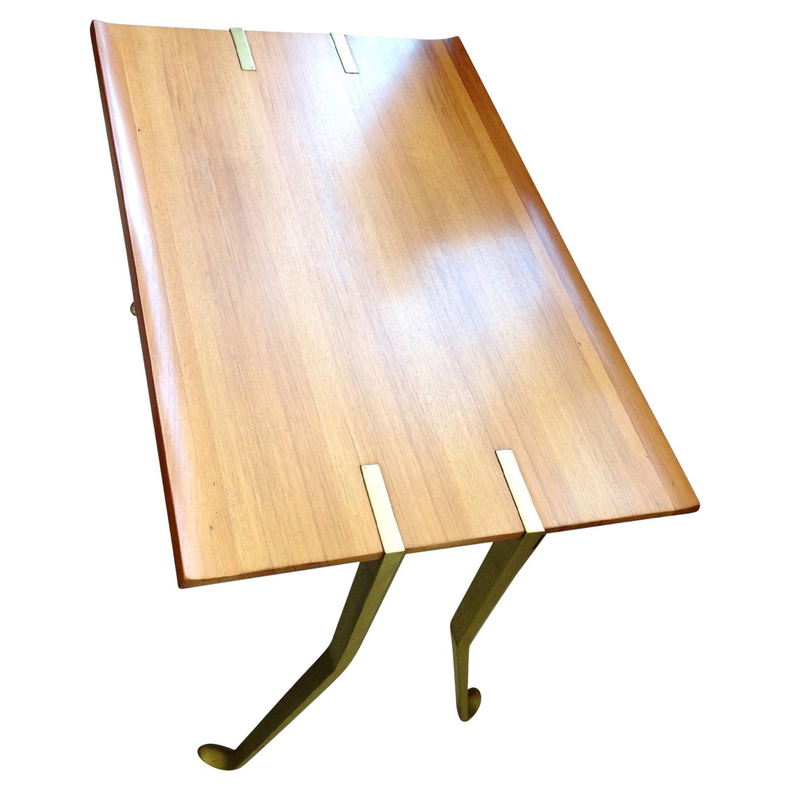 Se trata de una mesa auxiliar o de centro de madera muy bien diseñada y bellamente elaborada, con unas inusuales patas surrealistas de metal macizo (posiblemente de latón macizo).
de 1950 a 1960.
Ten en cuenta que a menudo tenemos un plazo de