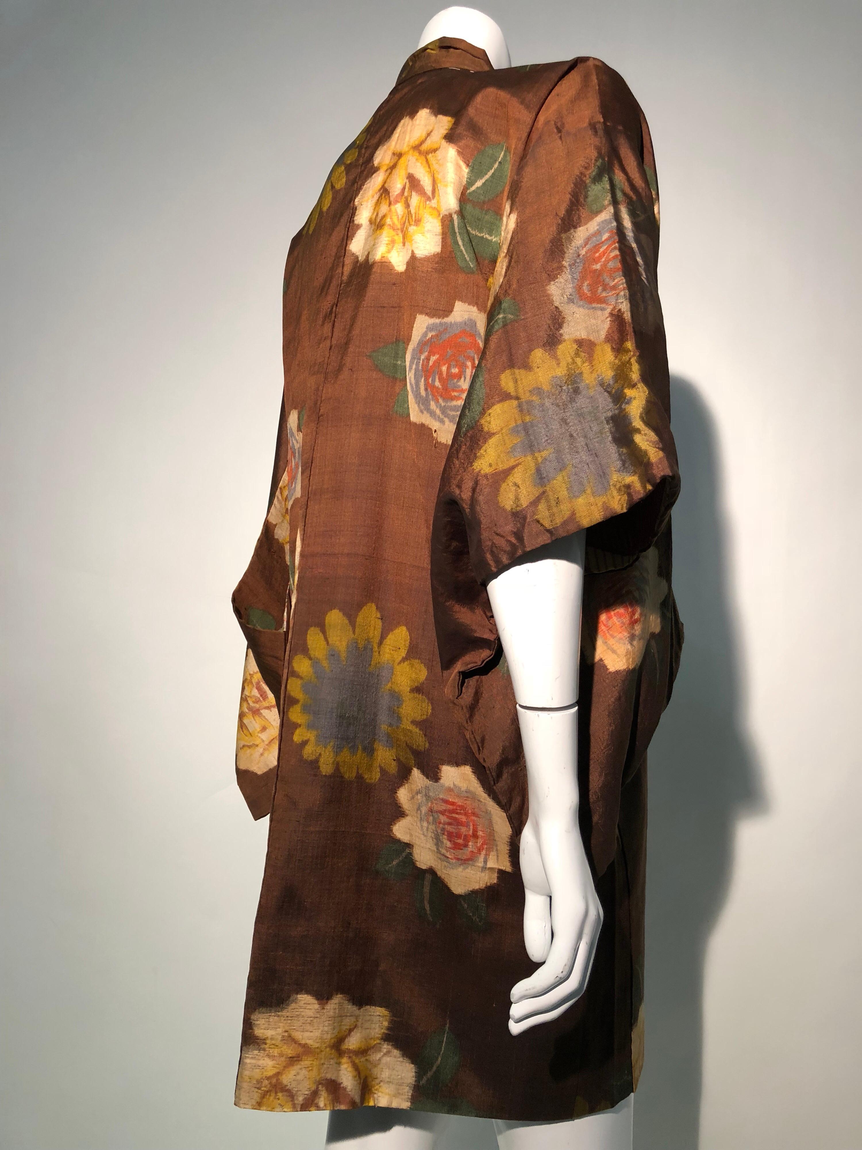 1950s Tobacco Brown Silk Kimono W/ Autumnal Floral Pattern & Contrasting Lining für Damen oder Herren