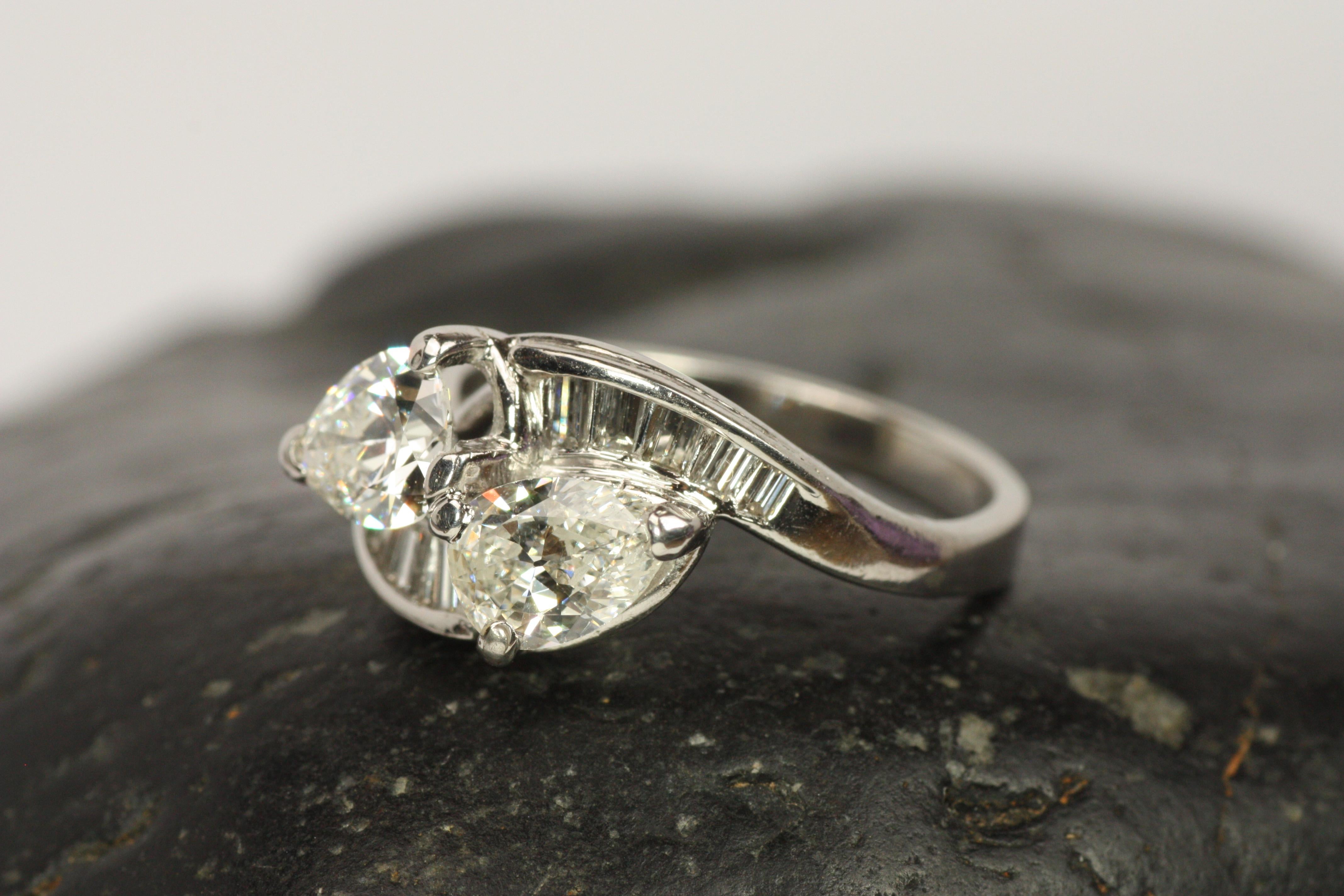 1950s Toi et Moi 1.50 Carat Total Diamond Pear and Baguette Cut Engagement Ring en vente 1
