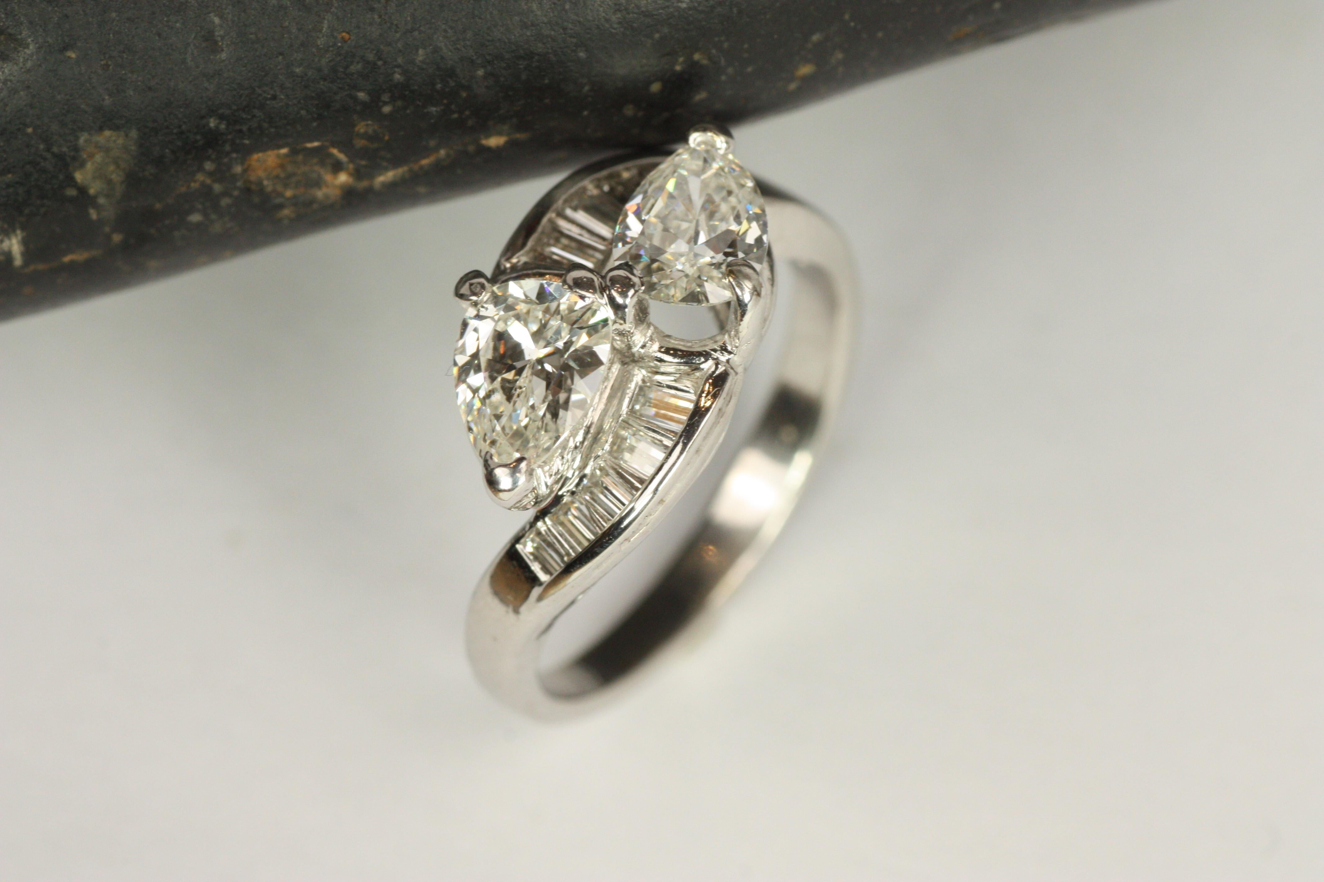 1950s Toi et Moi 1.50 Carat Total Diamond Pear and Baguette Cut Engagement Ring Bon état - En vente à Santa Monica, CA