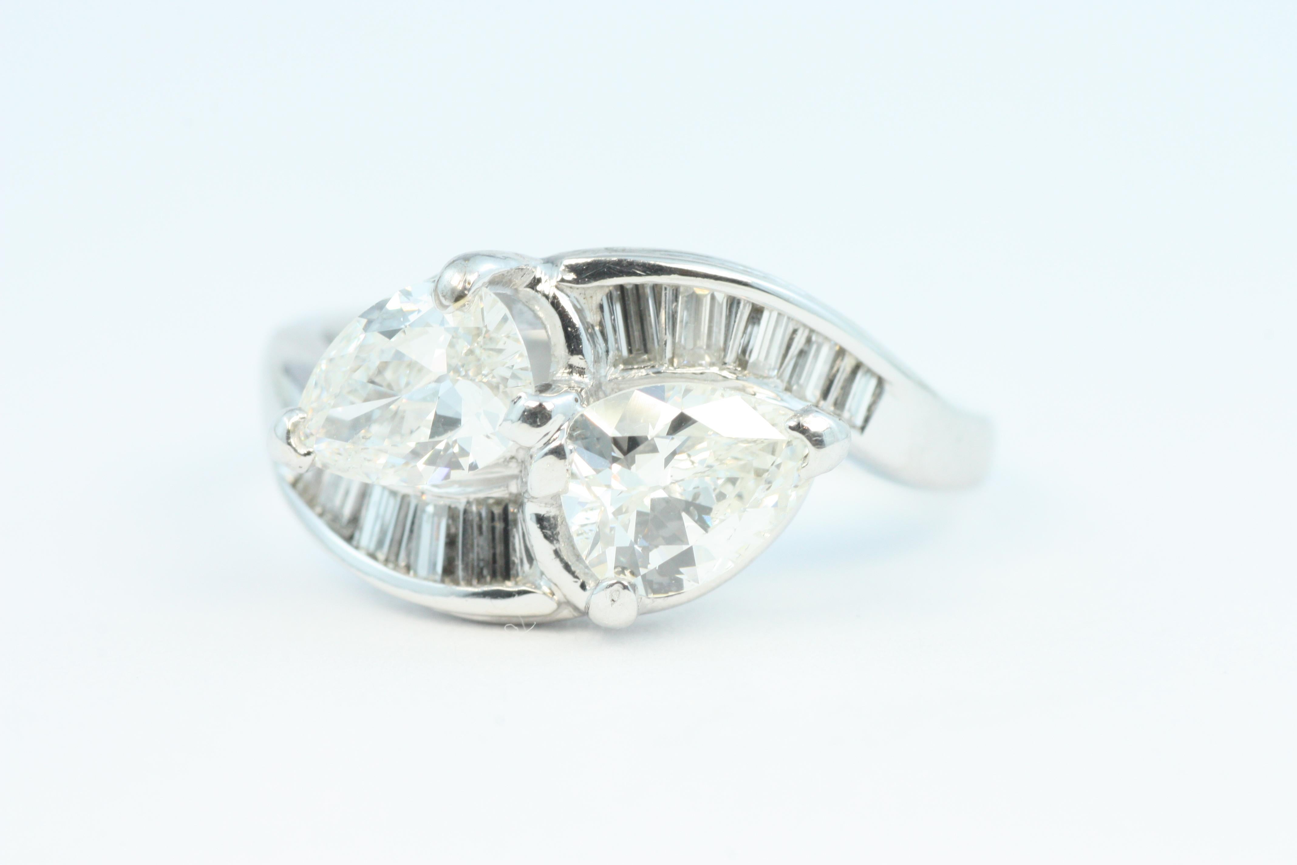 Moderno Anello di fidanzamento Toi et Moi 1950 da 1,50 carati totali con diamanti taglio pera e Baguette in vendita