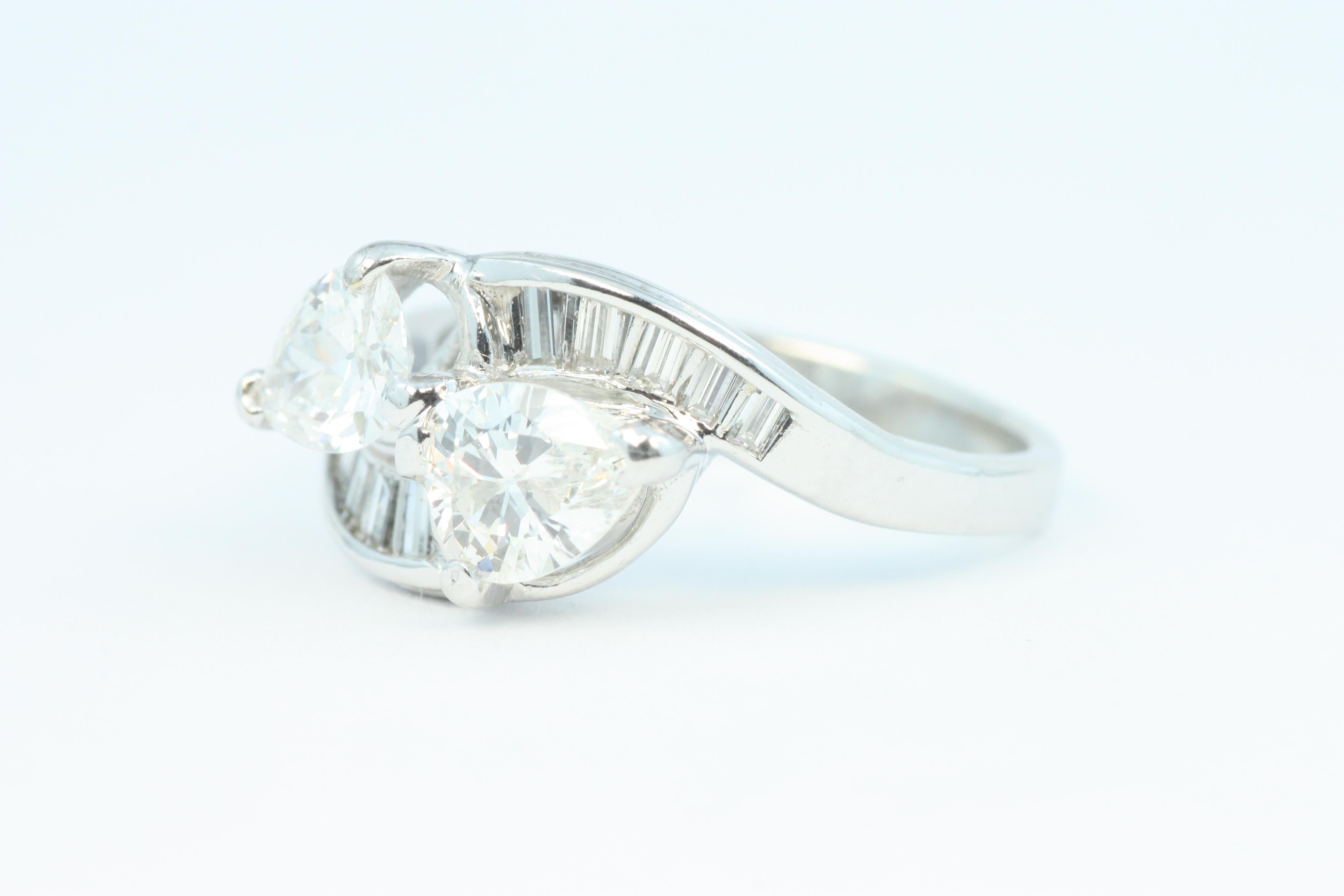 Taglio a goccia Anello di fidanzamento Toi et Moi 1950 da 1,50 carati totali con diamanti taglio pera e Baguette in vendita