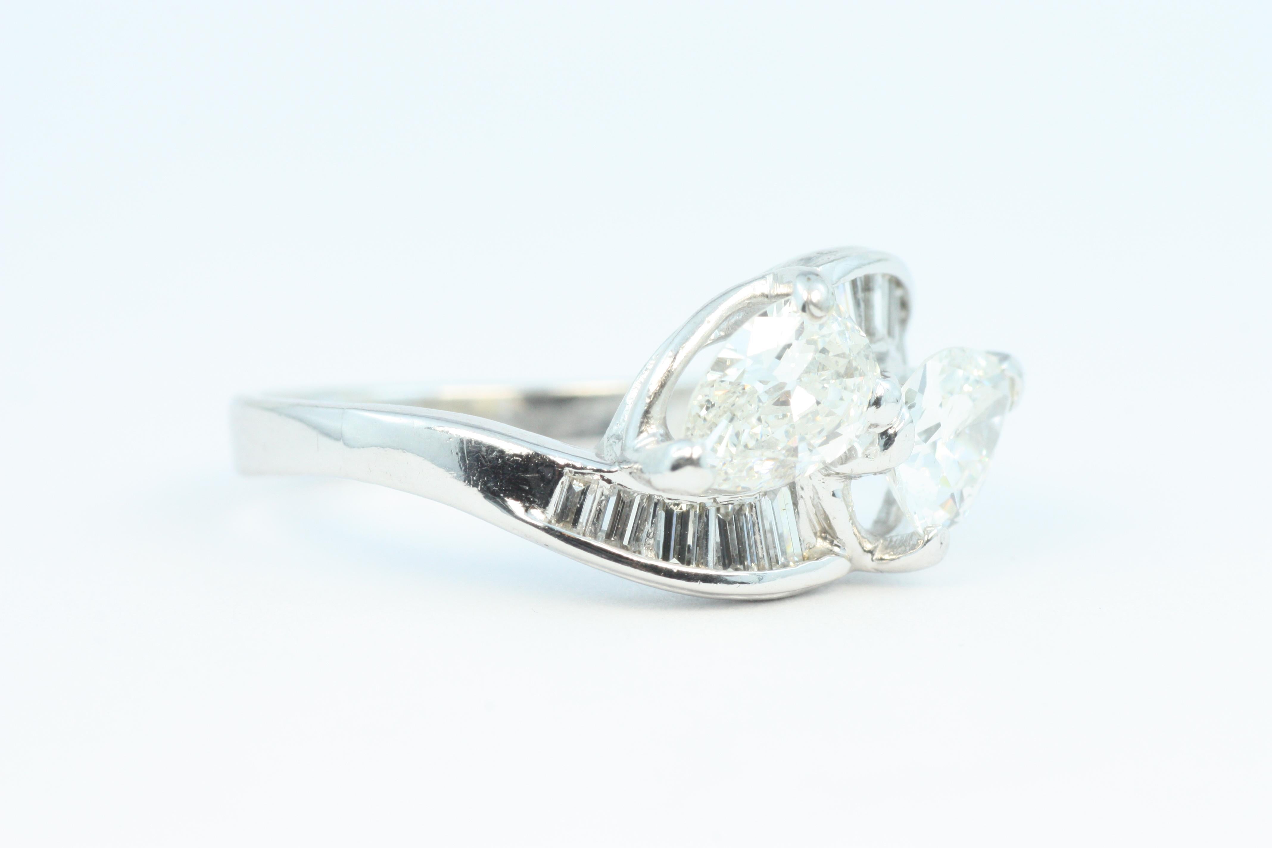 Donna Anello di fidanzamento Toi et Moi 1950 da 1,50 carati totali con diamanti taglio pera e Baguette in vendita