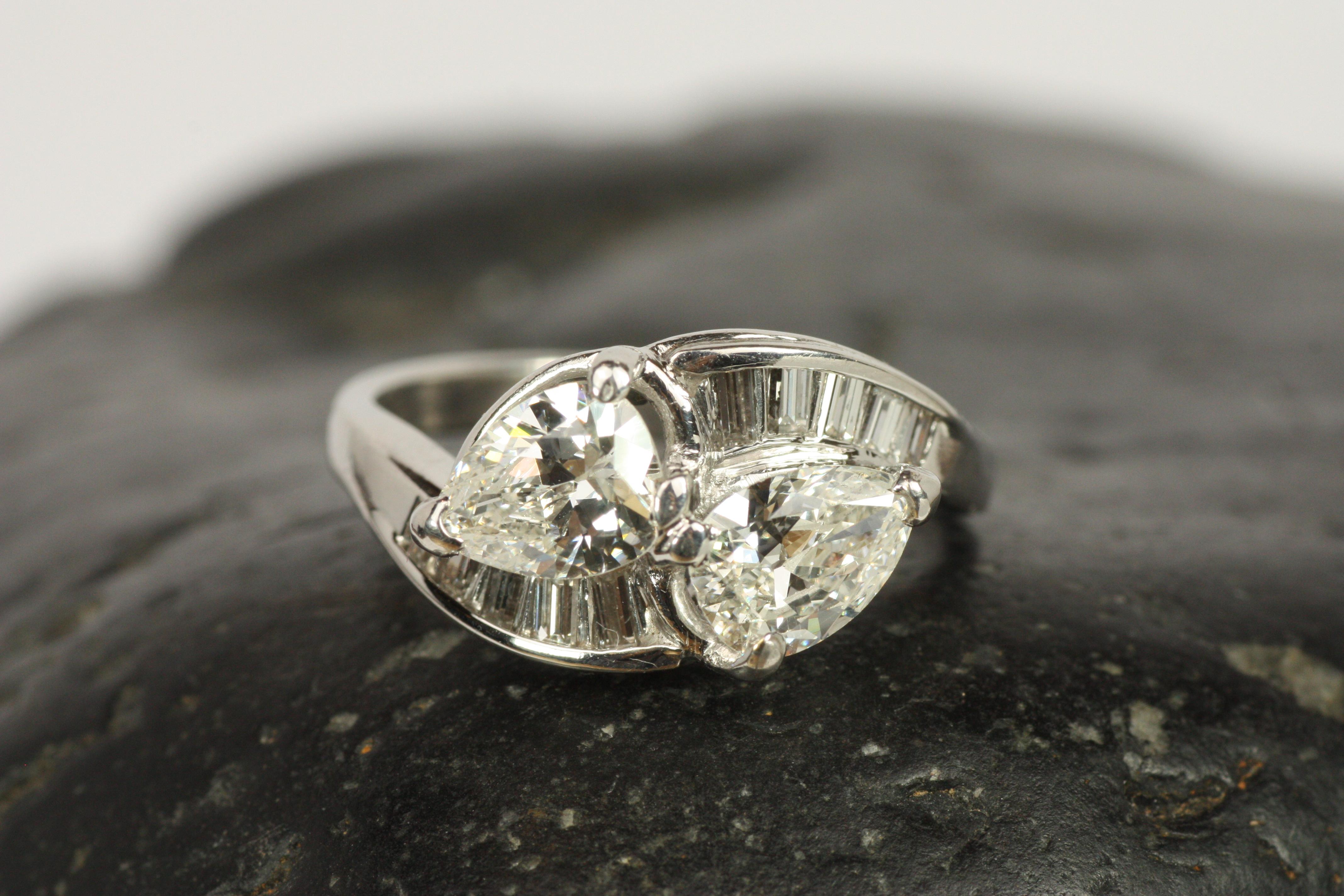 1950s Toi et Moi 1.50 Carat Total Diamond Pear and Baguette Cut Engagement Ring Pour femmes en vente