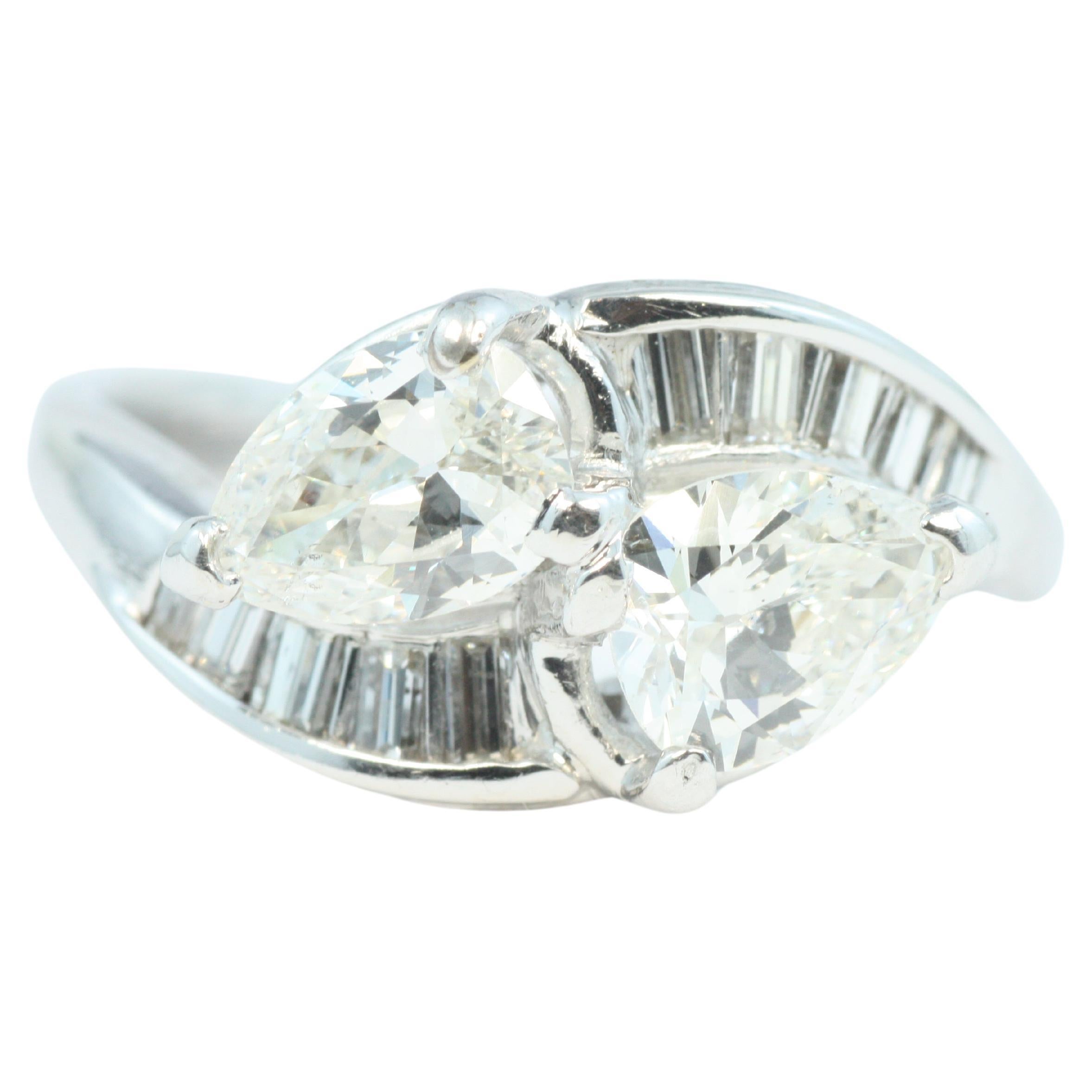 Anello di fidanzamento Toi et Moi 1950 da 1,50 carati totali con diamanti taglio pera e Baguette in vendita