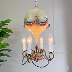 Lustre en forme de montgolfière Toleware des années 1950