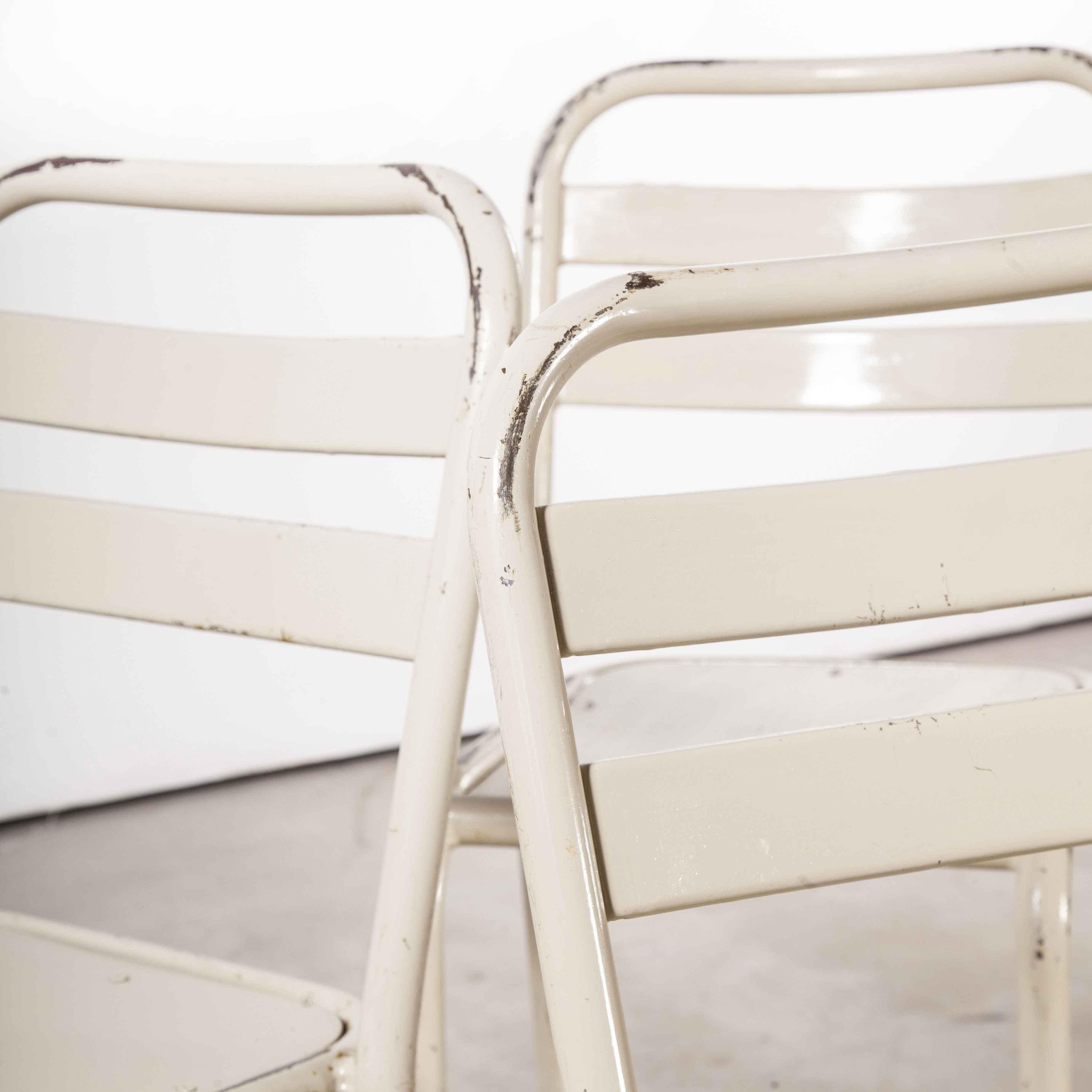 Tolix T2 ensemble de quatre chaises de salle à manger françaises d'origine des années 1950 1