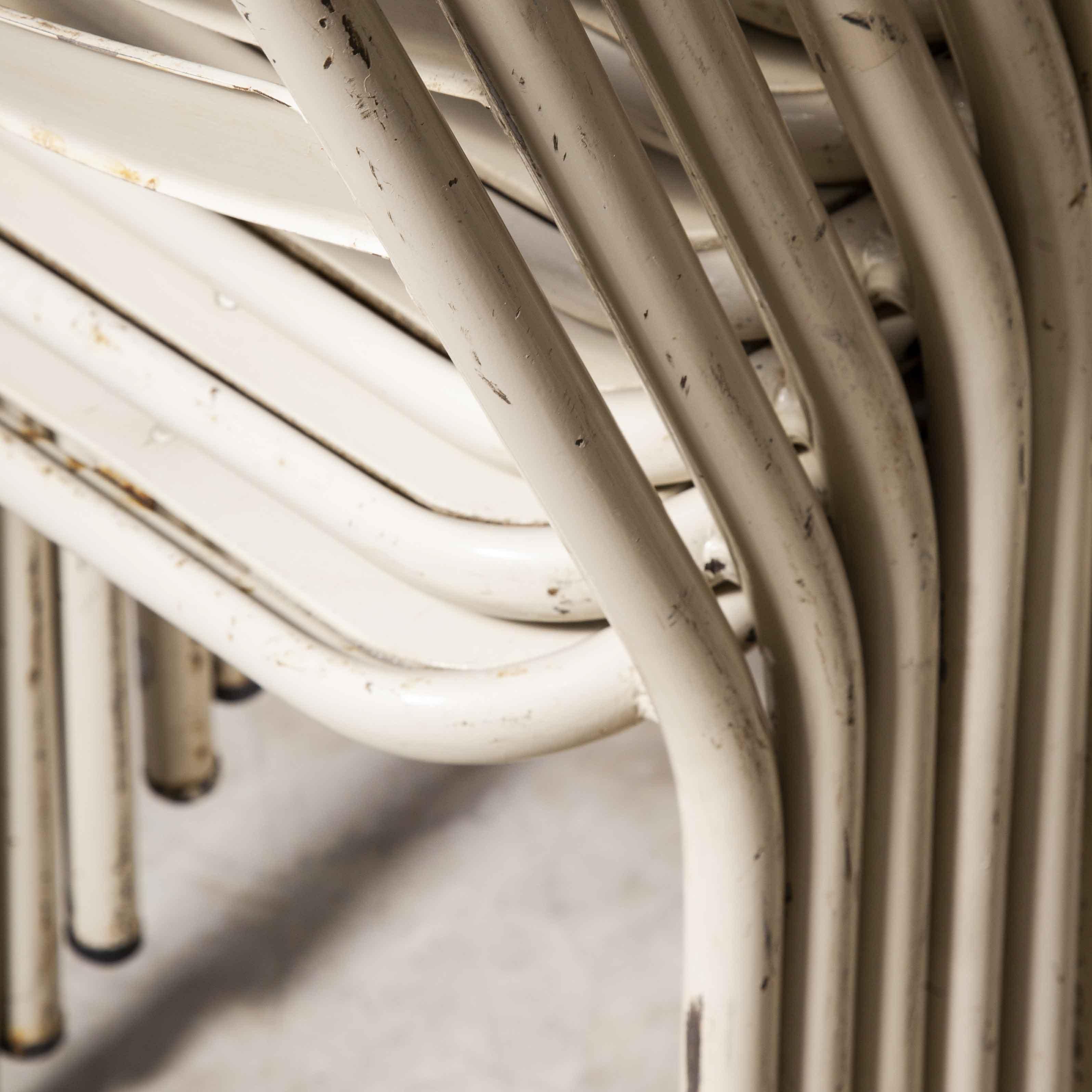 chaises de salle à manger Tolix T2 d'origine française des années 1950 - Ensemble de vingt-quatre pièces

chaise de salle à manger Tolix T2 d'origine française des années 1950 - Ensemble de vingt-quatre. Tolix est l'une de nos entreprises