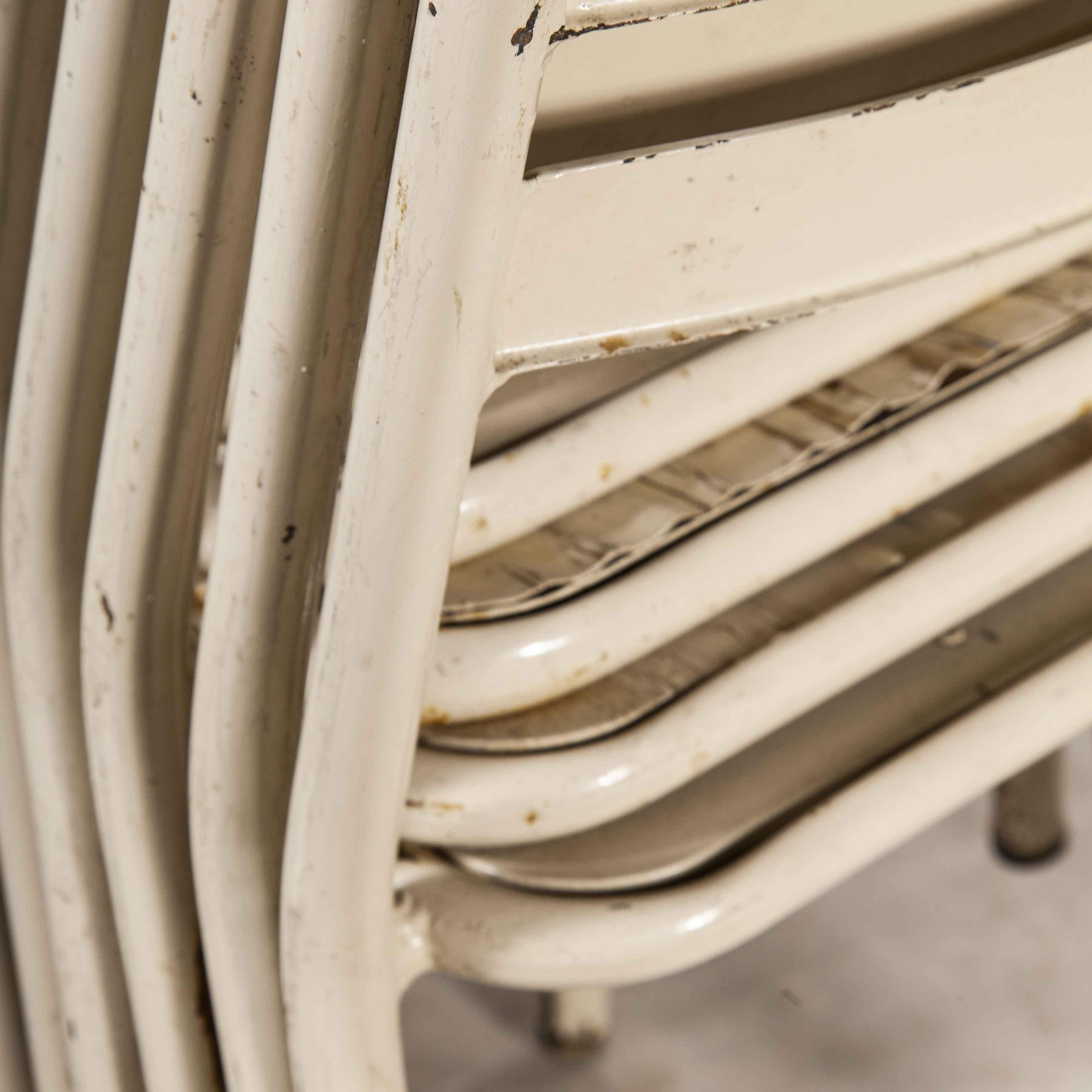 Milieu du XXe siècle Tolix T2 ensemble de vingt-quatre chaises de salle à manger françaises d'origine des années 1950