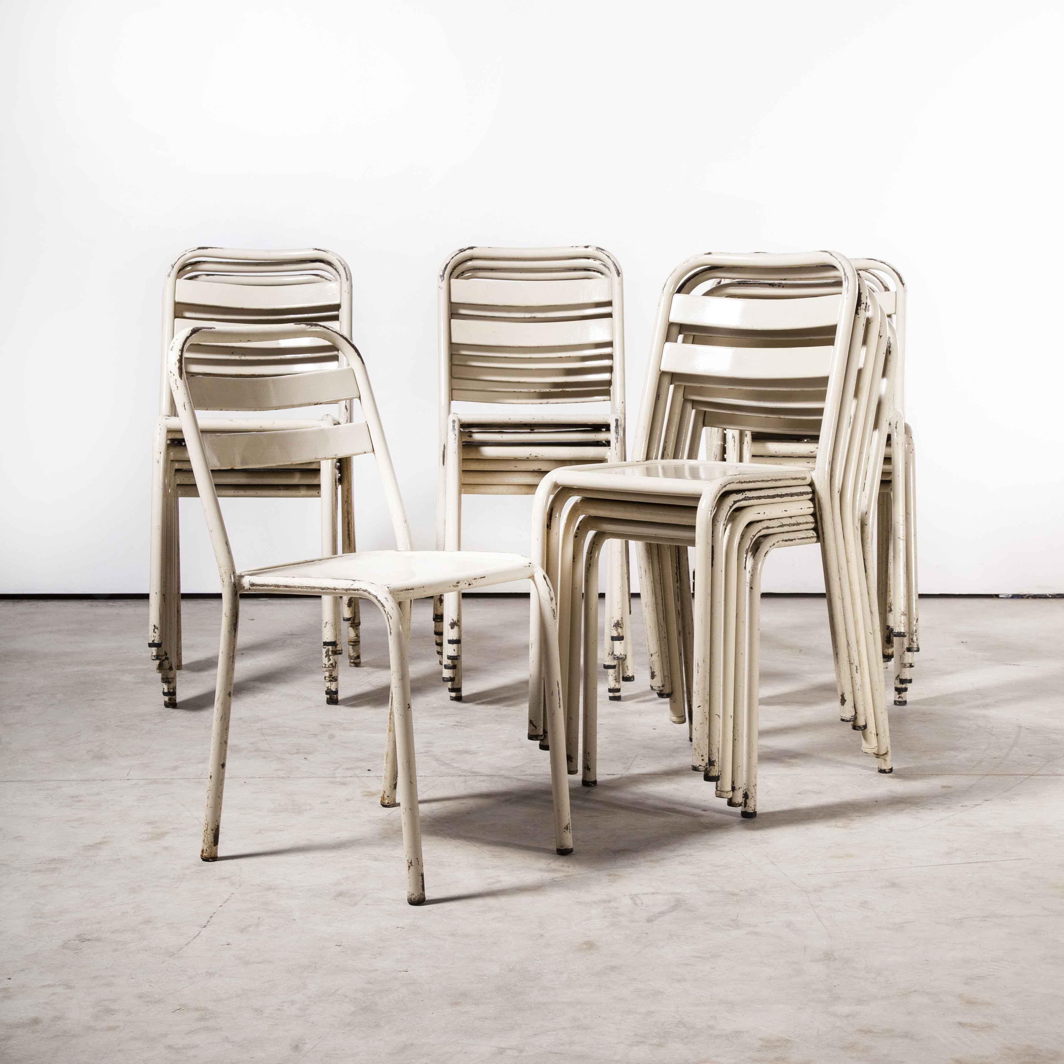 Métal Tolix T2 ensemble de vingt-quatre chaises de salle à manger françaises d'origine des années 1950
