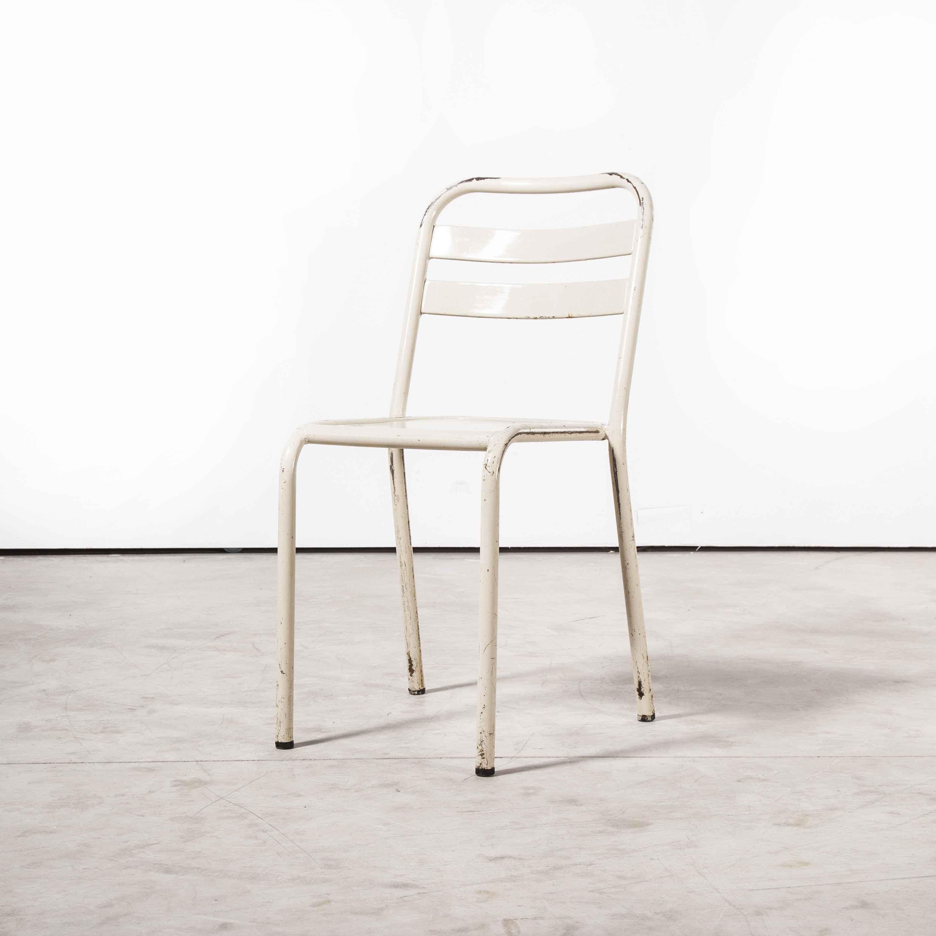 Tolix T2 ensemble de vingt-quatre chaises de salle à manger françaises d'origine des années 1950 1