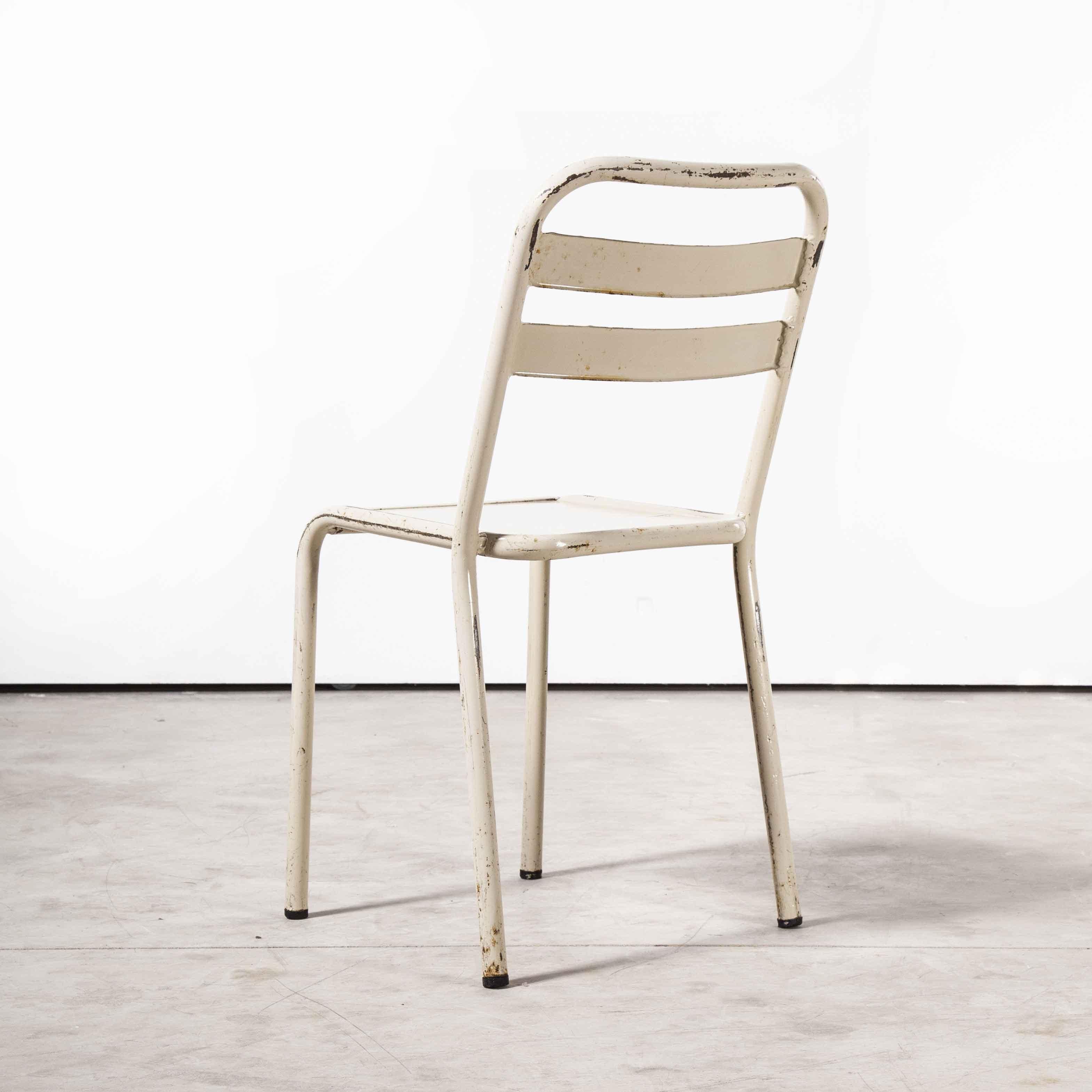Tolix T2 ensemble de vingt-quatre chaises de salle à manger françaises d'origine des années 1950 2