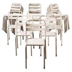 Tolix T2 ensemble de vingt-quatre chaises de salle à manger françaises d'origine des années 1950