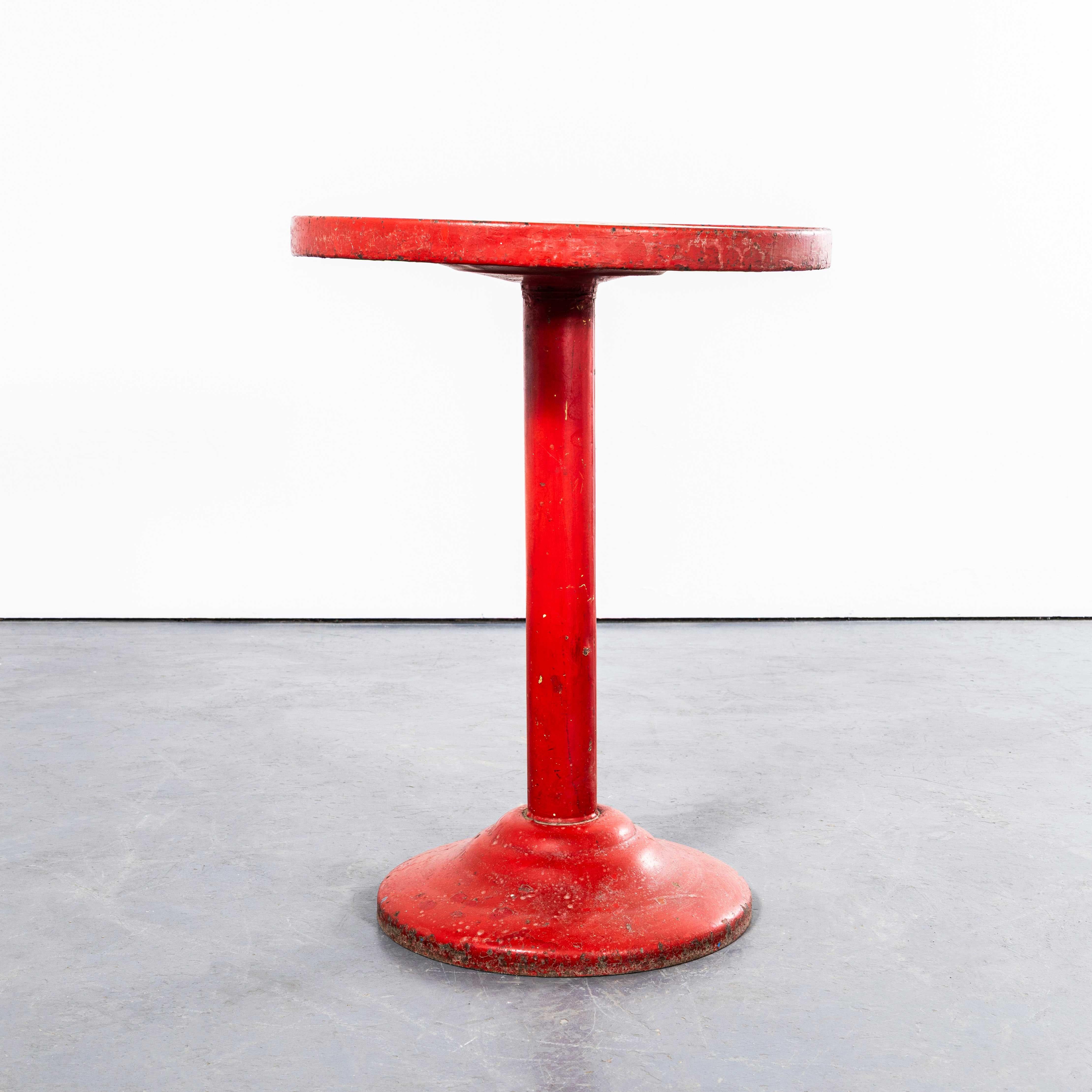 Table d'appoint ou de salle à manger ronde Tolix, rouge tomate, des années 1950. 

Tolix est l'une de nos entreprises préférées. En 1907, le Français Xavier Pauchard découvre qu'il peut protéger la tôle de la rouille en la plongeant dans du zinc