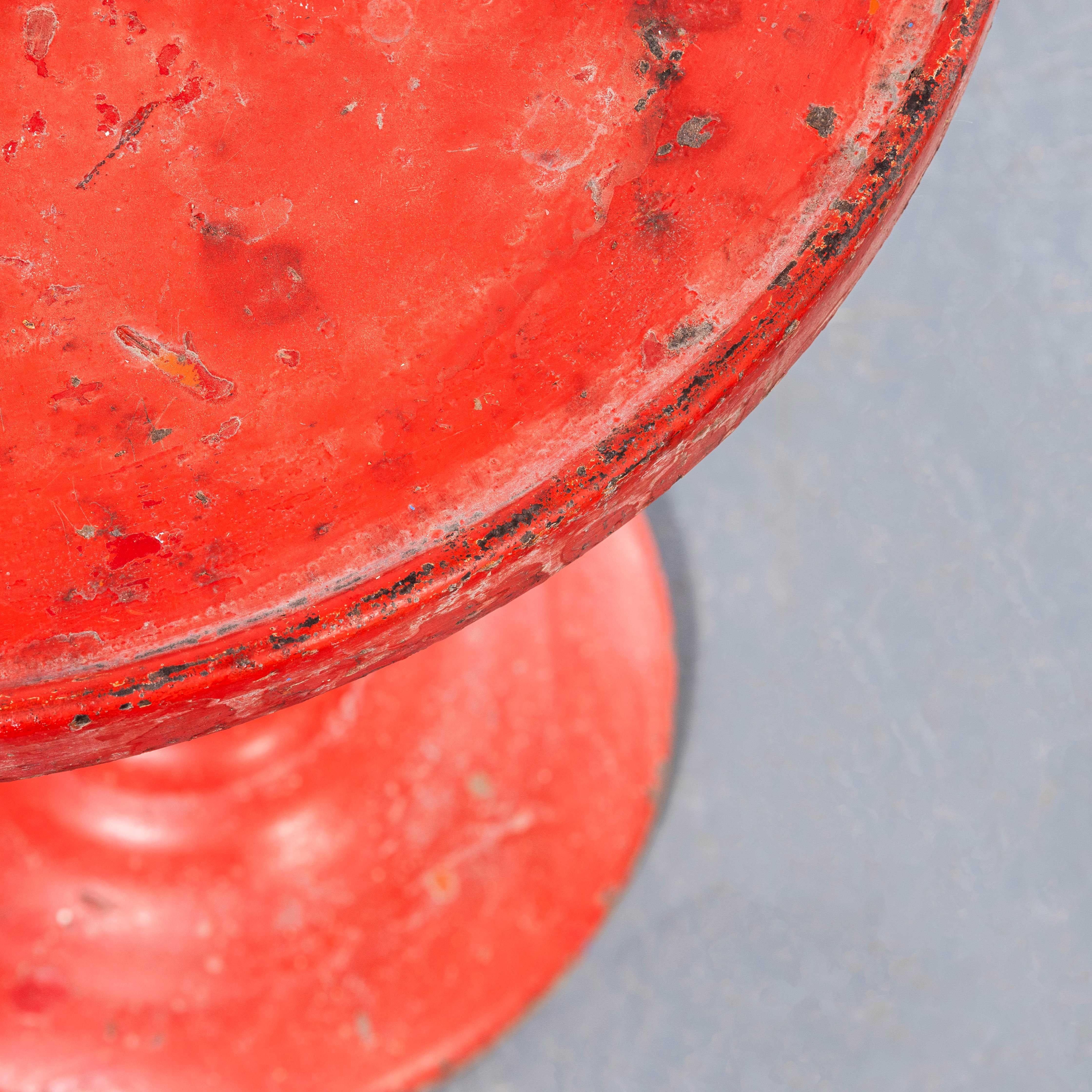 Français Table d'appoint ou de salle à manger ronde Tolix rouge tomate des années 1950 en vente