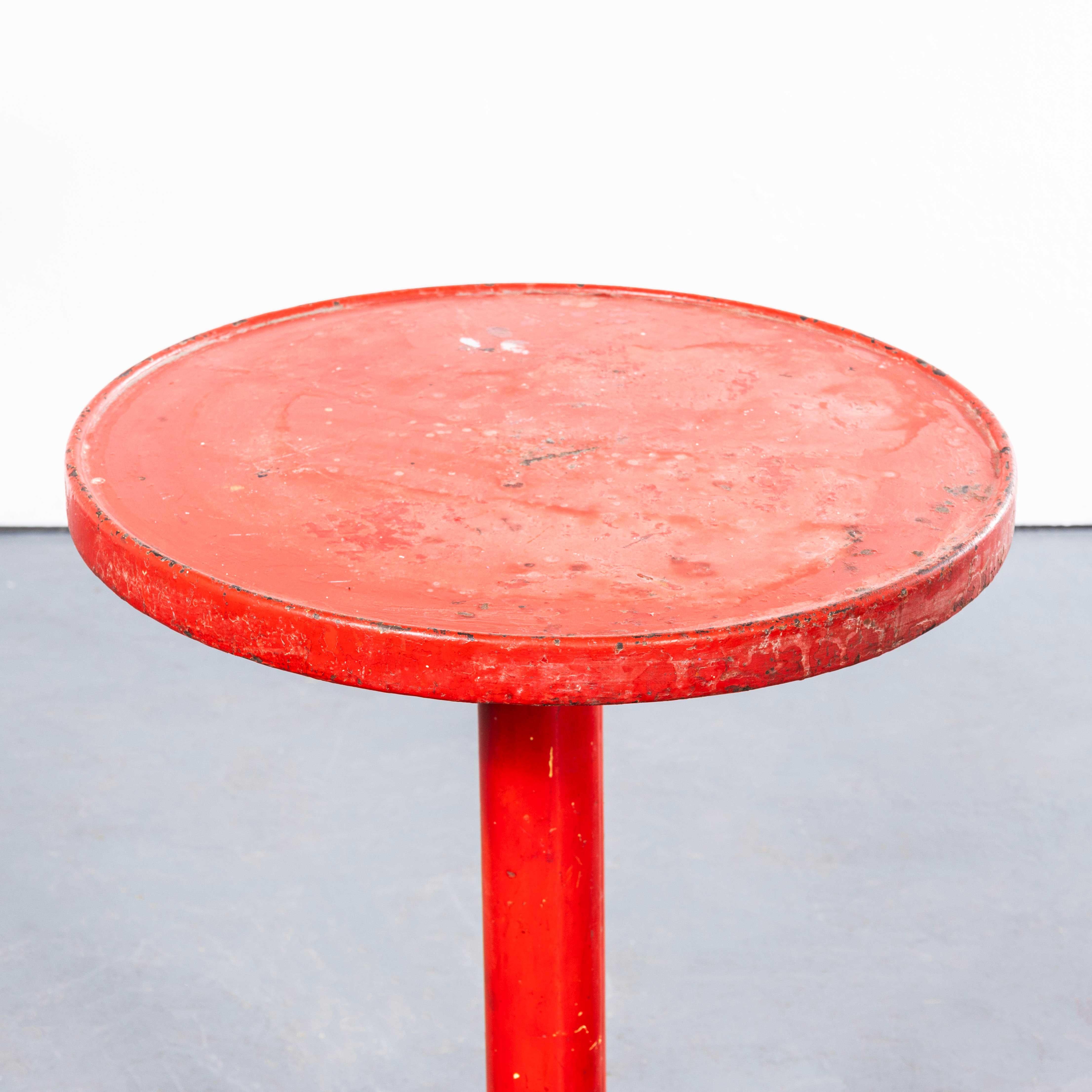 Table d'appoint ou de salle à manger ronde Tolix rouge tomate des années 1950 Bon état - En vente à Hook, Hampshire