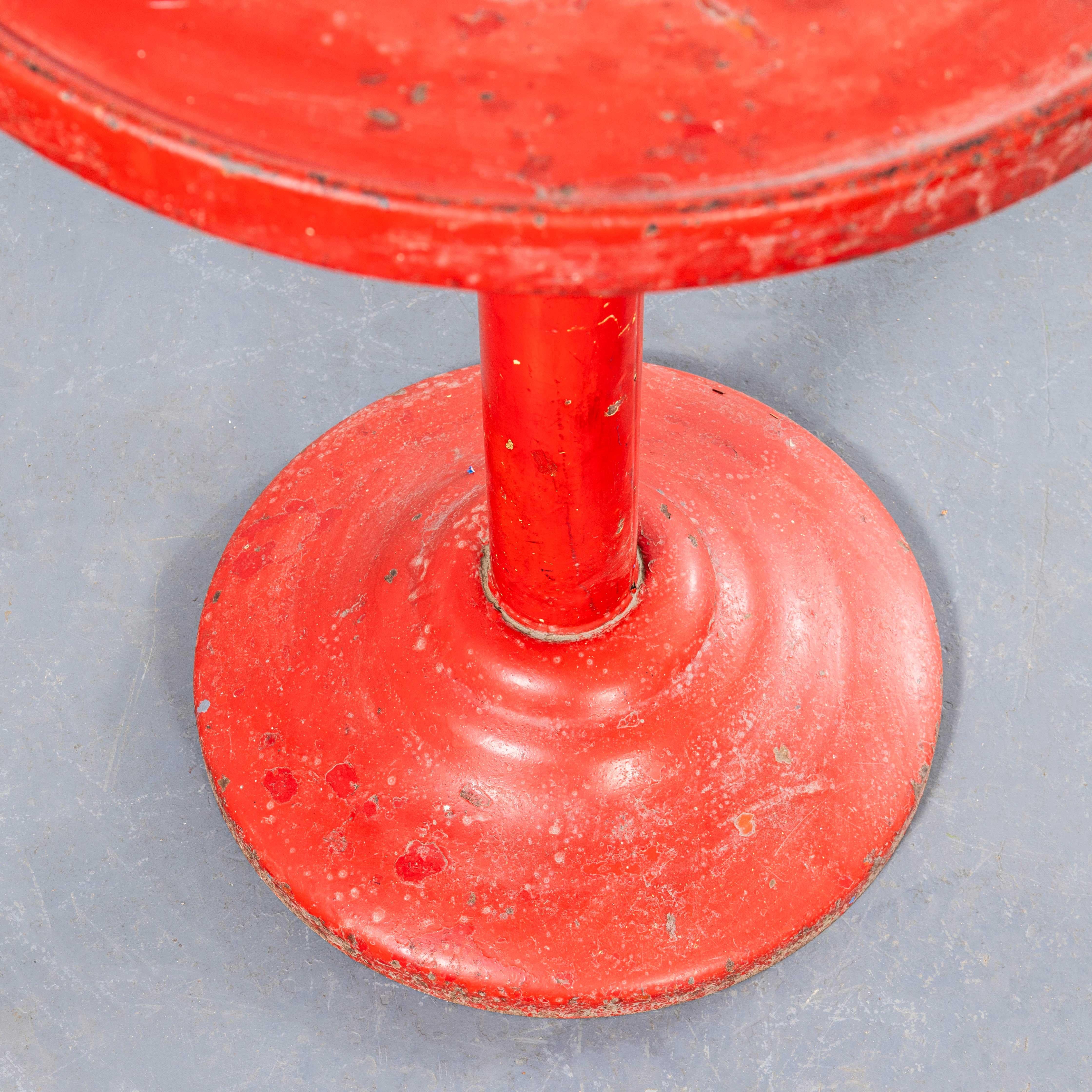 Milieu du XXe siècle Table d'appoint ou de salle à manger ronde Tolix rouge tomate des années 1950 en vente